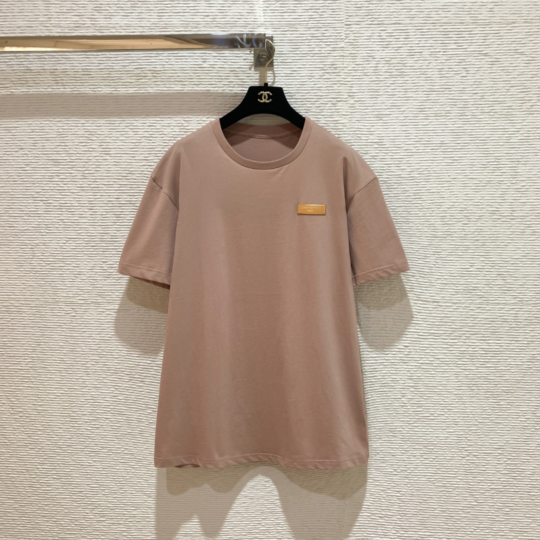 NO:775933,L's 26 new style Louis chest brown leather label pink short-sleeved T-shirt SML, Louis Vuitton-clothing, louis vuitton, louis vuitton, T-shirt, tees, t-shirt,19860909L家26新款路易胸口棕色皮标粉短袖T恤 SML,路易威登-服装,louis vuitton,louis vuitton,T-shirt,tees，t-shirt,,Women's clothing