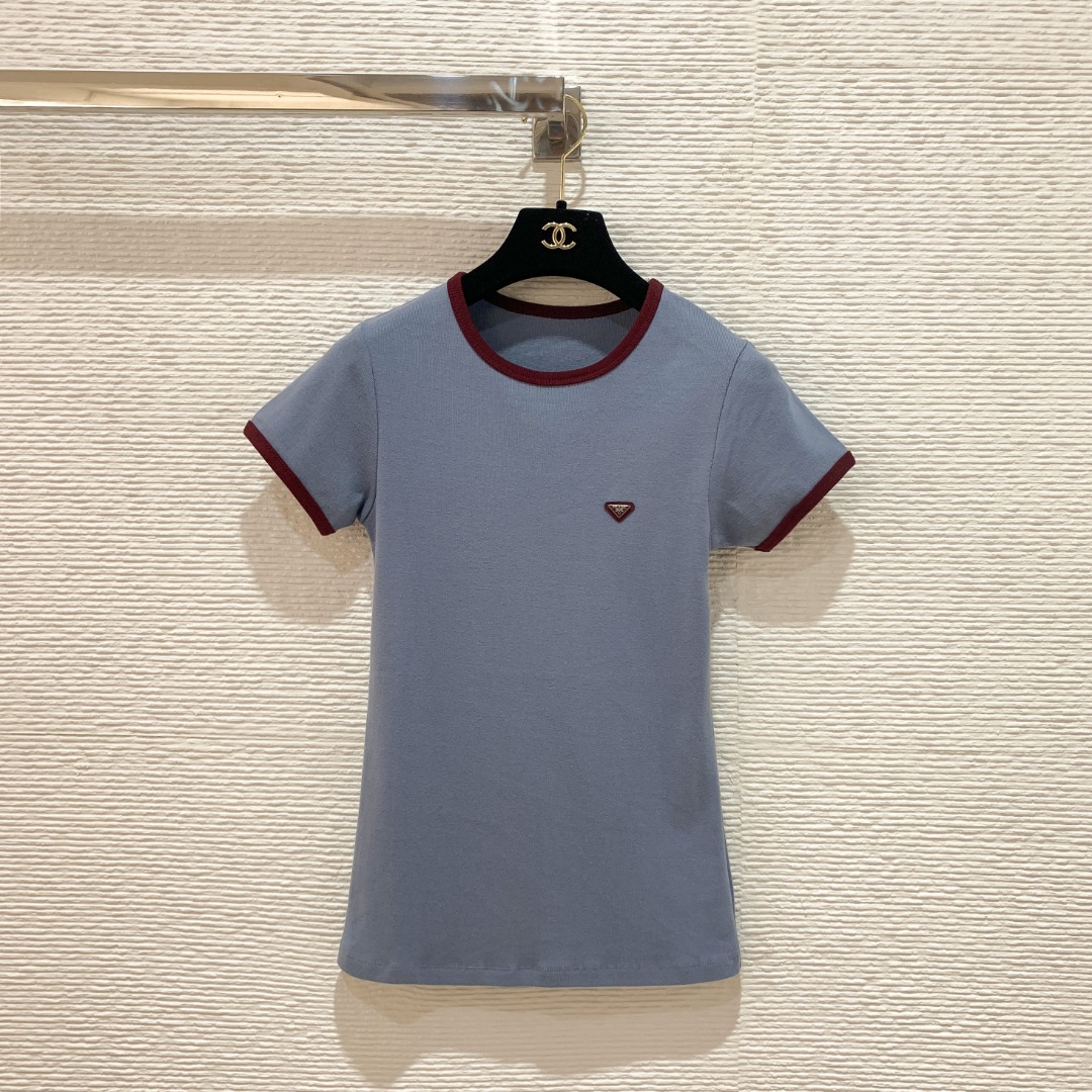 NO:777054,Pjia 26 new contrast striped short-sleeved T-shirt, gray main color + burgundy collar and cuffs SML, Prada-clothing, prada, T-shirt, tees, t-shirt,19860909P家26新款撞色条纹短袖T恤 灰色主色+酒红领口袖口 SML,普拉达-服装,prada,T-shirt,tees，t-shirt,,Women's clothing