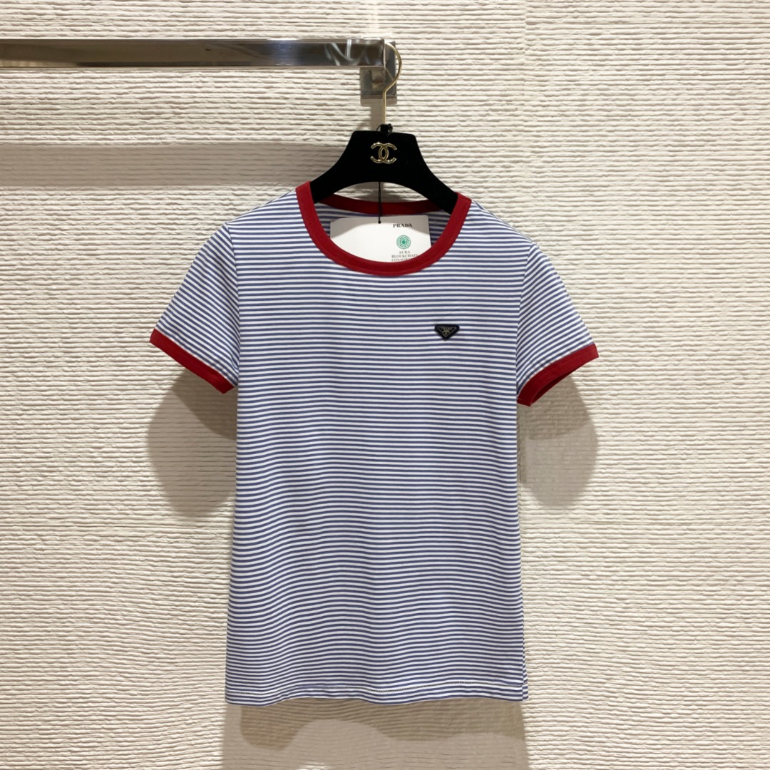 NO:777038,P's 2026 new striped short-sleeved T-shirt. The navy style is full of retro and fashionable. The slightly slim fit is simple and advanced. SML, Prada-clothing, prada, T-shirt, tees, t-shirt,19860909P家2026新款条纹短袖T恤 海军风满满复古又时髦 微修身版型简约又高级 SML,普拉达-服装,prada,T-shirt,tees，t-shirt,,Women's clothing