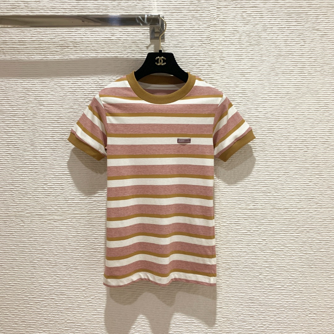 NO:777020,P's 2026 spring and summer pink and white khaki striped T-shirt High elastic knitted fabric, soft and breathable, super comfortable to wear in summer SML, Prada-clothing, prada, tees, t-shirt,19860909P家2026春夏粉白卡其条纹T恤 高弹针织面料,柔软透气夏天穿超舒服 SML,普拉达-服装,prada,tees，t-shirt,,Women's clothing