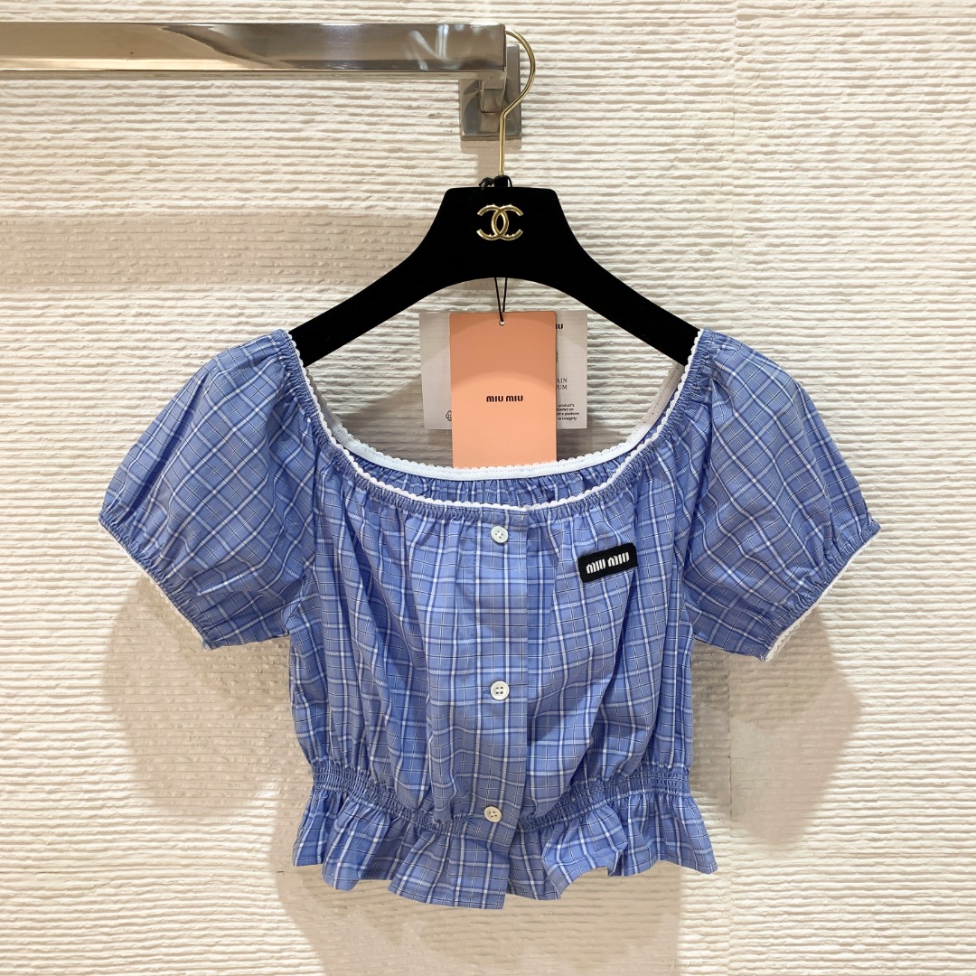 NO:777000,Miu's 26 spring and summer new style blue checkered one-shoulder + puff sleeve top with ruffled hem and waist, sweet girl's natural style SML, Miu Miu-clothing, miumiu,19860909Miu家26春夏新款蓝格一字肩+泡泡袖上衣 下摆荷叶边收腰 甜妹本命款 SML,缪缪-服装,miumiu,,Women's clothing