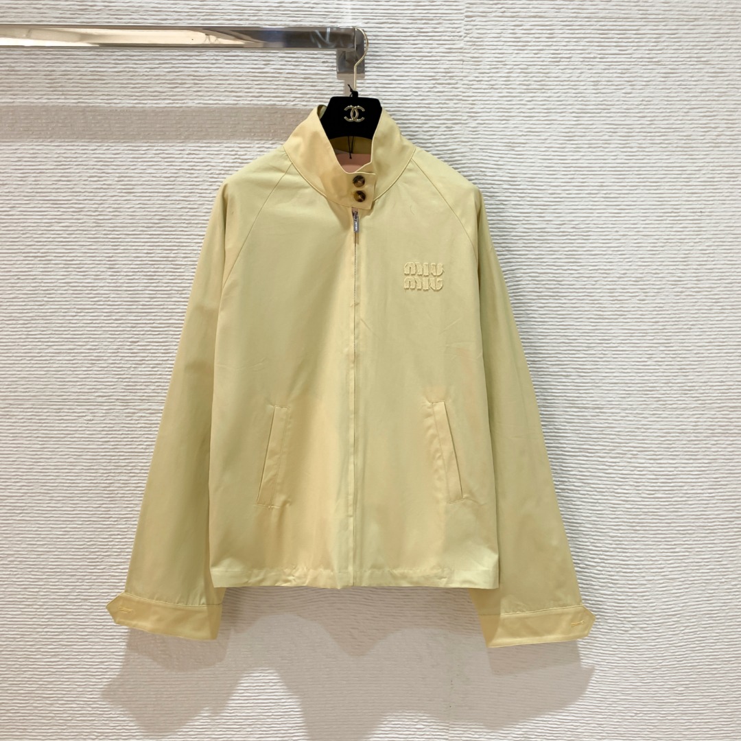 NO:777005,Miu's 26 spring and summer chick yellow stand-up collar jacket. The cotton fabric is soft and comfortable, with blue plaid inside. SML, Miu Miu-clothing, miumiu, jackets & coats,19860909Miu家26春夏小鸡黄立领夹克 棉质面料柔软舒适,内里拼接蓝色格纹 SML,缪缪-服装,miumiu,jackets & coats,,Women's clothing
