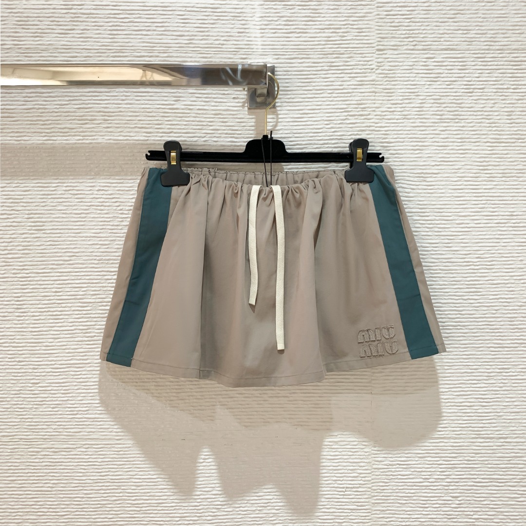 NO:776995,Miu's 26 spring and summer new product washed twill mini skirt made of cotton jersey fabric with adjustable drawstring elastic waist SML, Miu Miu-clothing, miumiu, skirts,19860909Miu家26春夏新品水洗斜纹mini半裙 采用棉质平纹针织面料 可调节抽绳弹力腰围 SML,缪缪-服装,miumiu,skirts,,Women's clothing