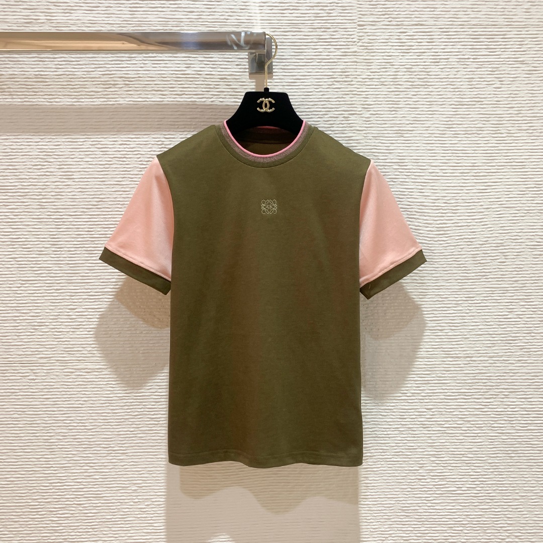 NO:785749,Loe Luojia 2026 early spring series color-blocked short-sleeved T-shirt, olive green + pink raglan sleeves, simple and designed, pure cotton blended material SML, Loewe-clothing, loewe, loewe, loewe, T-shirt, tees, t-shirt,19860909Loe罗家2026早春系列拼色短袖T恤 橄榄绿＋粉色插肩袖简约有设计 纯棉混纺材质 SML,罗意威-服装,loewe,loewe,loewe,T-shirt,tees，t-shirt,,Women's clothing
