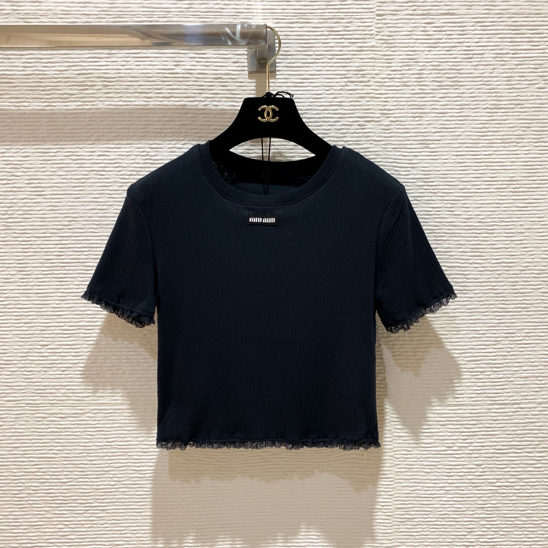 NO:785713,Miu's 26 spring and summer series knitted short-sleeves, slim fit + soft knitted fabric, shoulder cut to modify shoulder lines SML, Miu Miu-clothing, miumiu, T-shirt,19860909Miu家26春夏系列针织短袖 修身版型+柔软针织面料 正肩剪裁修饰肩部线条 SML,缪缪-服装,miumiu,T-shirt,,Women's clothing
