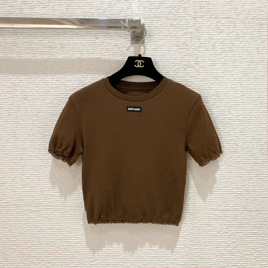 NO:785728,Miu's 26 new summer style knitted lace round neck short-sleeved lace design on the collar and cuffs SML, Miu Miu-clothing, miumiu, T-shirt,19860909Miu家26夏季新款针织蕾丝圆领短袖 领口和袖口的蕾丝花边设计 SML,缪缪-服装,miumiu,T-shirt,,Women's clothing