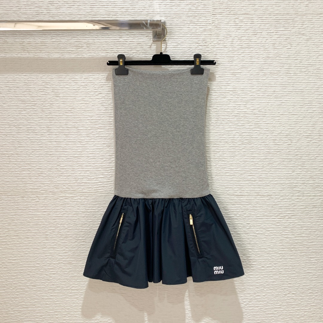 NO:785733,Miu's 26SS contrasting color splicing mini half tube top pocket dress is a must-have for the sweet and cool girl's summer wardrobe. It can easily achieve the relaxed and girlish feeling of miu style. SML, Miu Miu-clothing, miumiu, skirts,19860909Miu家26SS撞色拼接迷你半抹胸口袋连衣裙 是甜酷女孩的夏日衣橱刚需 轻松拿捏miu系松弛感与少女感 SML,缪缪-服装,miumiu,skirts,,Women's clothing