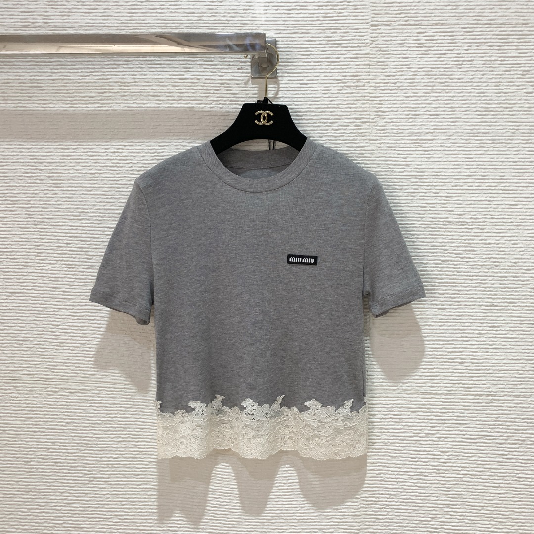 NO:785738,Miu gray short hem spliced ​​white lace T-shirt with exquisite brand embroidery details on the chest SML, Miu Miu-clothing, miumiu, tees, t-shirt,19860909Miu家灰色短款下摆拼接白色蕾丝花边T恤 胸前品牌刺绣细节精致 SML,缪缪-服装,miumiu,tees，t-shirt,,Women's clothing