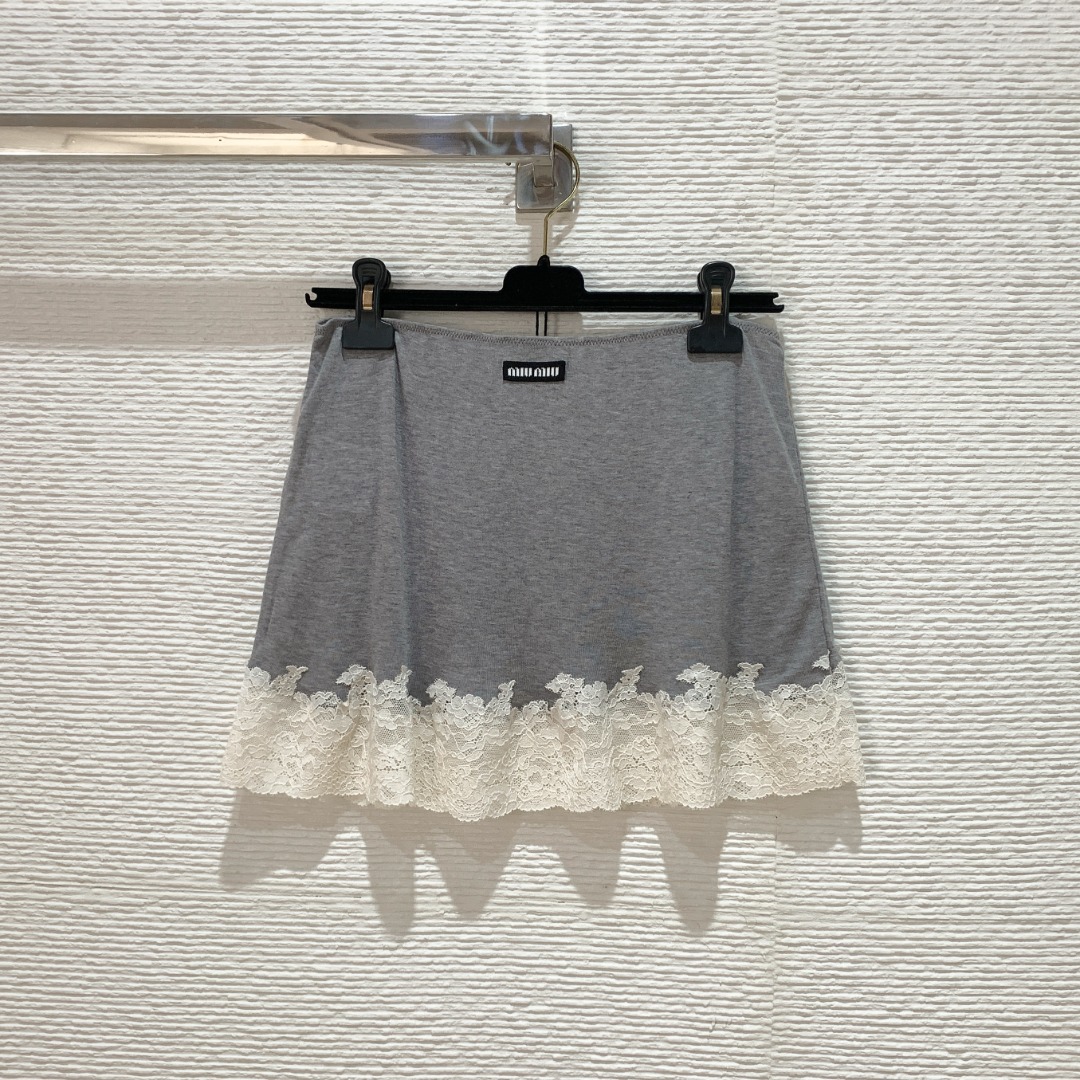 NO:785743,Miu gray lace splicing skirt, soft knitted fabric with white lace, full of French elegance, A-line version is super slim, elastic waist design is comfortable to wear SML, Miu Miu-clothing, miumiu, skirts,19860909Miu家灰色蕾丝拼接半身裙 柔软针织面料白色蕾丝花边,法式优雅感满满 A字版型超显瘦,松紧腰设计穿着舒适 SML,缪缪-服装,miumiu,skirts,,Women's clothing