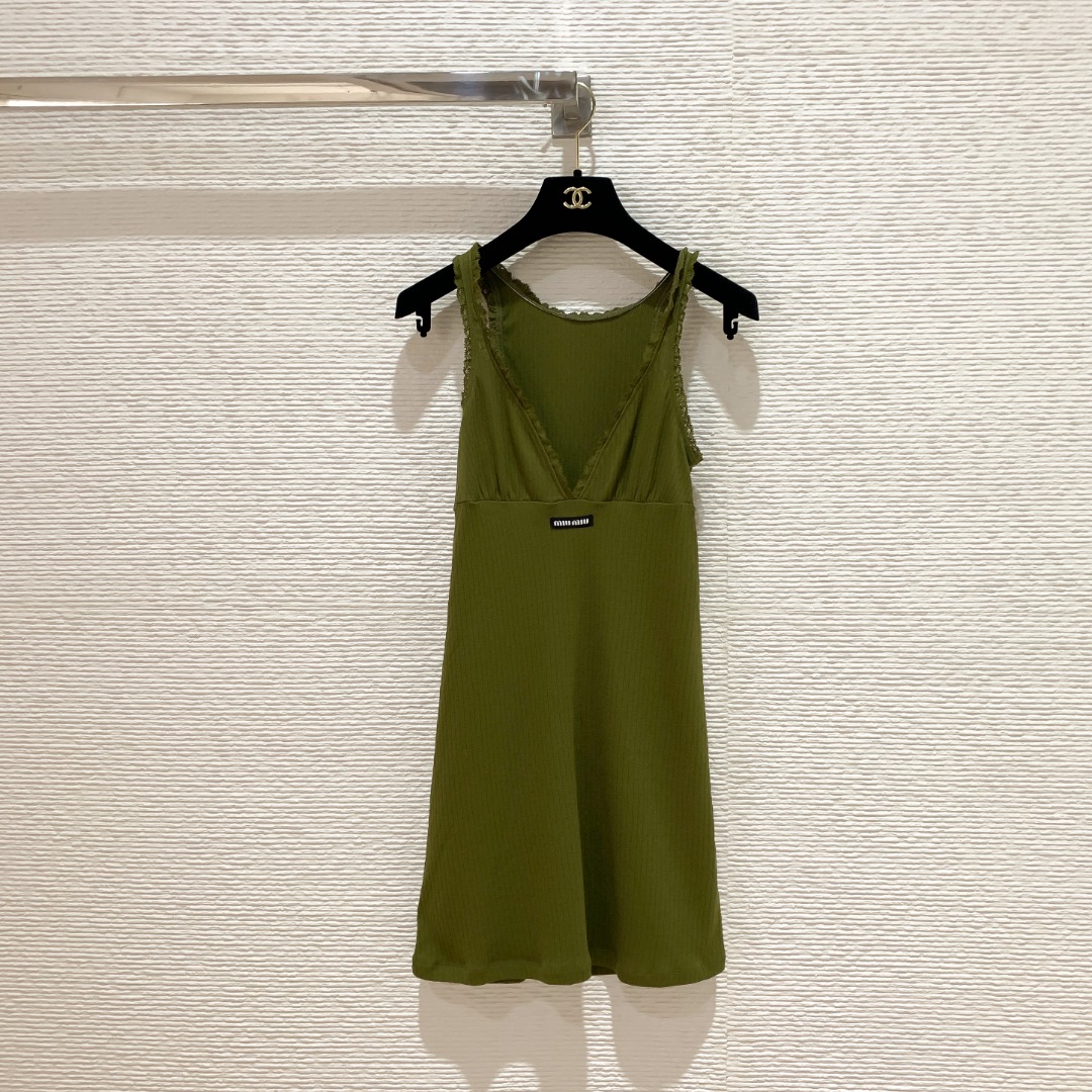 NO:785697,Miu's olive green lace suspender skirt is retro olive green and super white. The lace is gentle and sweet. The ribbed fabric is slim and slim. SML, Miu Miu-clothing, miumiu, skirts,19860909Miu家橄榄绿蕾丝边吊带裙 复古橄榄绿超显白 蕾丝花边温柔又甜辣 坑条面料修身显瘦 SML,缪缪-服装,miumiu,skirts,,Women's clothing