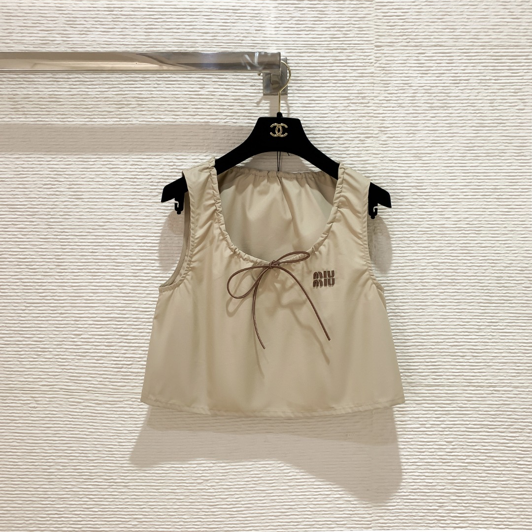NO:785702,Miu 26 spring and summer series lete series drawstring tops with drawstring design, retro accessories to easily get a fashionable look SML, Miu Miu-clothing, miumiu,19860909Miu家26春夏系列lete系列抽绳上衣 抽绳设计,复古配饰轻松get时髦造型 SML,缪缪-服装,miumiu,,Women's clothing