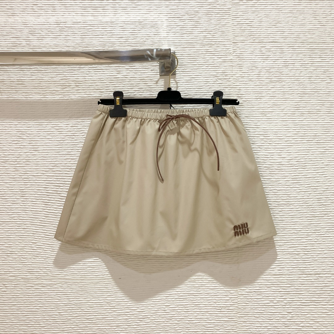 NO:785706,Miu 26 spring and summer series lete series drawstring skirt with drawstring design, retro accessories to easily get a fashionable look SML, Miu Miu-clothing, miumiu, skirts,19860909Miu家26春夏系列lete系列抽绳半裙 抽绳设计,复古配饰轻松get时髦造型 SML,缪缪-服装,miumiu,skirts,,Women's clothing