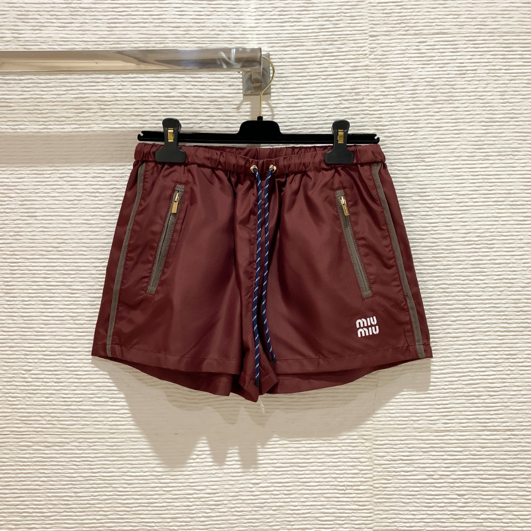 NO:785692,Miu's burgundy zipper drawstring casual shorts are made of lightweight waterproof nylon fabric. The burgundy color is white and eye-catching. SML, Miu Miu-clothing, miumiu, shorts,19860909Miu家酒红色拉链抽绳休闲短裤 采用轻盈防水尼龙面料 酒红色调显白又吸睛 SML,缪缪-服装,miumiu,shorts,,Women's clothing