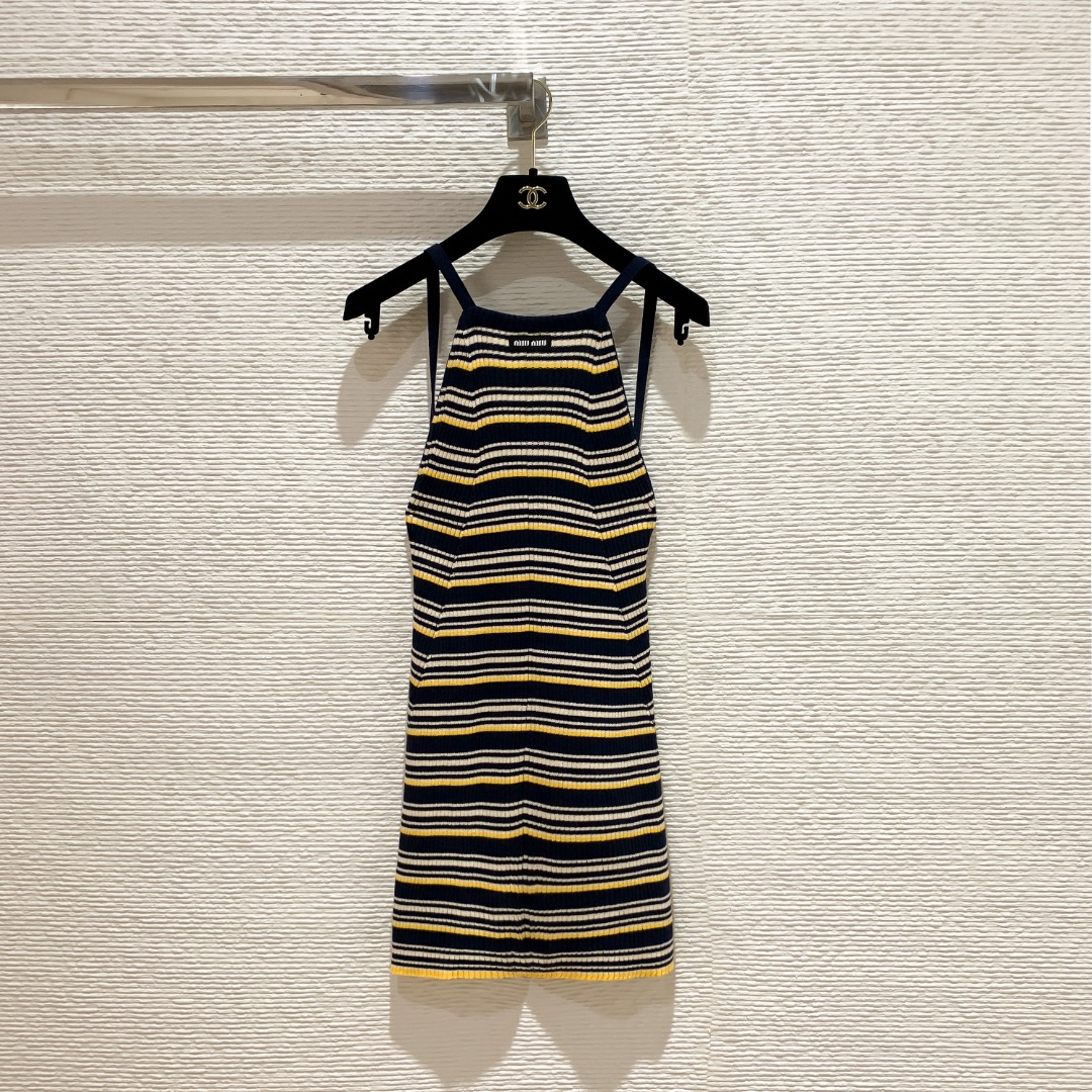 NO:785687,Miu house 26 spring and summer logo letter yellow and green striped strap cross vest dress. The simple combination of two-color stripe elements has a retro age reduction. It looks slim and refined. SML, Miu Miu-clothing, miumiu, skirts,19860909Miu家26春夏徽标字母黄绿条纹绑带交叉背心裙 间色条纹元素简意搭配都带有复古减龄 显瘦又精致 SML,缪缪-服装,miumiu,skirts,,Women's clothing