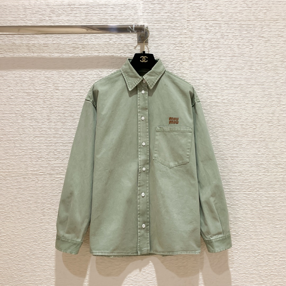 NO:785682,Miu's new 26 spring and summer mint green denim shirt is made of pure cotton fabric, soft and skin-friendly, easy to create a lazy and casual style, loose fit SML, Miu Miu-clothing, miumiu, shirts,19860909Miu家26春夏新款薄荷绿牛仔衬衫 采用纯棉面料,柔软亲肤 轻松打造慵懒随性风,宽松版型 SML,缪缪-服装,miumiu,shirts,,Women's clothing