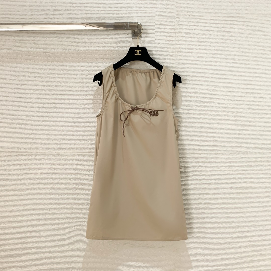NO:785712,Miu's new cotton blend sleeveless dress. Decorated with brand logo patch on the chest, adjustable drawstring elastic neckline. Sleeveless design, unlined, loose straight fit. SML, Miu Miu-clothing, miumiu, skirts,19860909Miu家新品棉质混纺无袖连衣裙 胸口饰有品牌标识贴饰,可调节抽绳松紧领口 无袖设计无衬里宽松直筒版型 SML,缪缪-服装,miumiu,skirts,,Women's clothing
