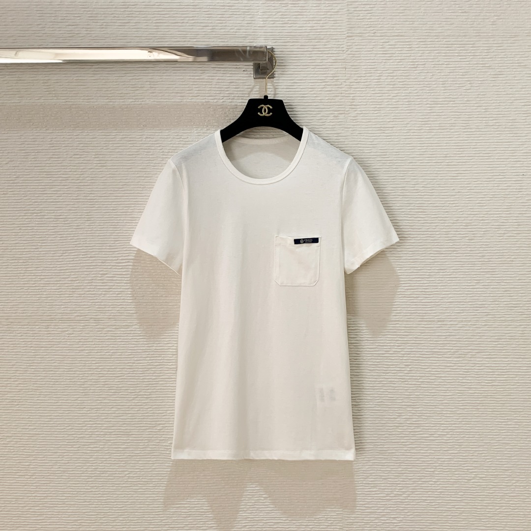 NO:785752,Pjia 26SS new spring and summer letter pocket round neck short-sleeved T-shirt with iconic logo embellishment on the chest SML, Miu Miu-clothing, T-shirt, tees, t-shirt,19860909P家26SS春夏新款字母口袋圆领短袖T恤 胸口标志性logo点缀 SML,缪缪-服装,T-shirt,tees，t-shirt,,Women's clothing