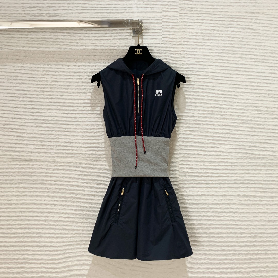 NO:785717,Miu's 26 new style navy blue color-blocked hooded dress. Sleeveless vest style with A-line umbrella hem. The upper body is light and slimming. SML, Miu Miu-clothing, miumiu, skirts, hats,19860909Miu家26新款藏青拼色连帽连衣裙 无袖背心版型搭配A字伞摆 上身轻盈显瘦 SML,缪缪-服装,miumiu,skirts,hats,,Women's clothing
