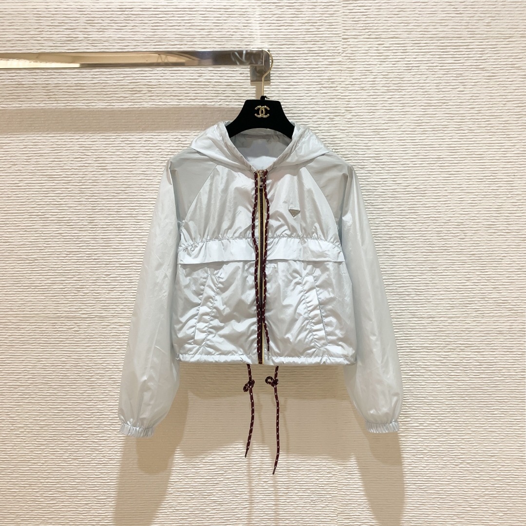 NO:785693,P's 26 new light blue short hooded hood is lightweight. It is made of high-woven and fine regenerated nylon or polyester amine fiber fabric. It is light and sun-proof and short. SML, Prada-clothing, prada, hats,19860909P家26新款浅蓝短款连帽轻薄 采用高织细腻的再生尼龙或聚酯胺纤维面料 轻盈防晒短款设计 SML,普拉达-服装,prada,hats,,Women's clothing