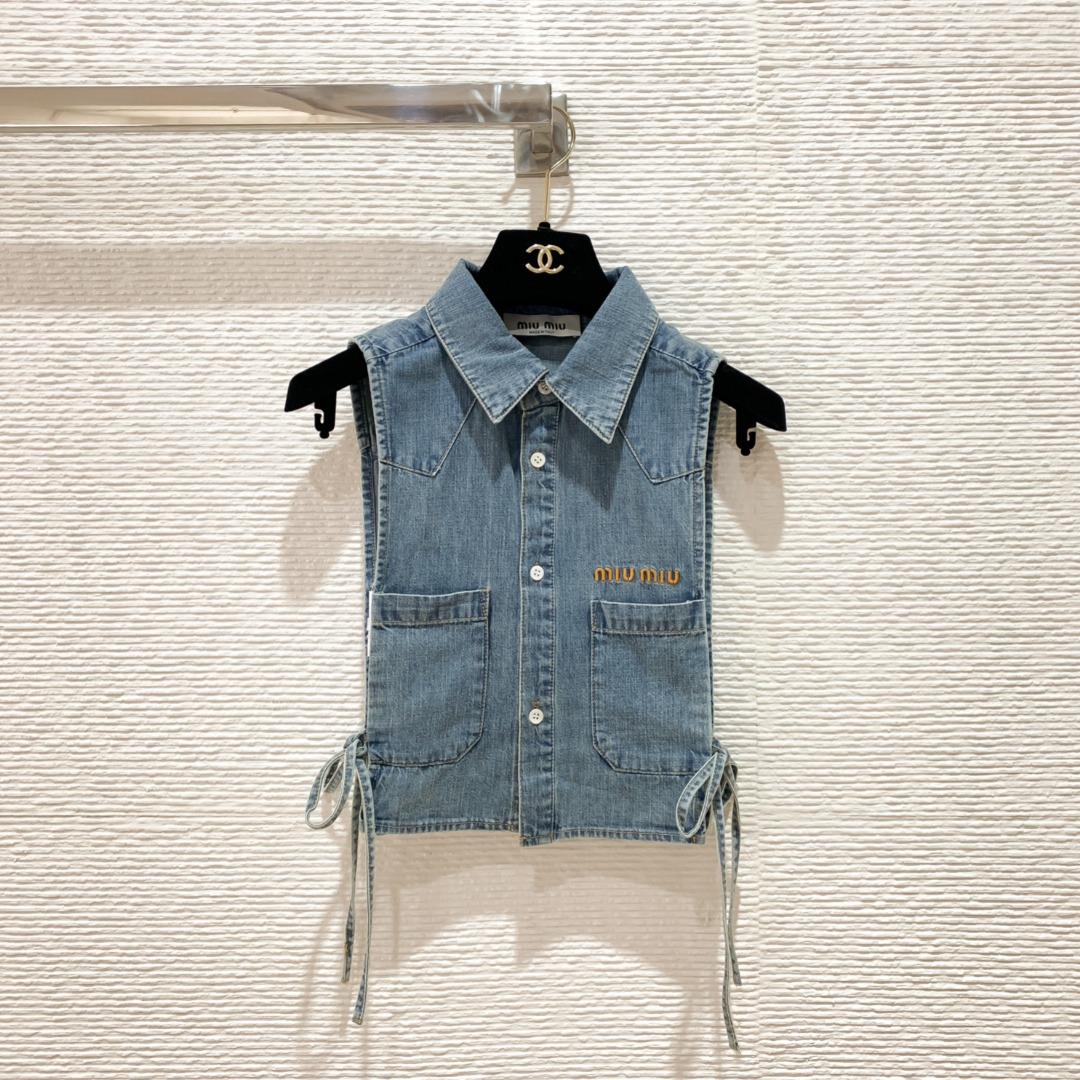NO:785683,Miu's new 26 spring and summer denim vest, classic blue washed fabric, short sleeveless design, adjustable straps on both sides SML, Miu Miu-clothing, miumiu,19860909Miu家26春夏新款牛仔马甲 经典蓝色水洗面料,短款无袖设计 两侧绑带可调节版型 SML,缪缪-服装,miumiu,,Women's clothing