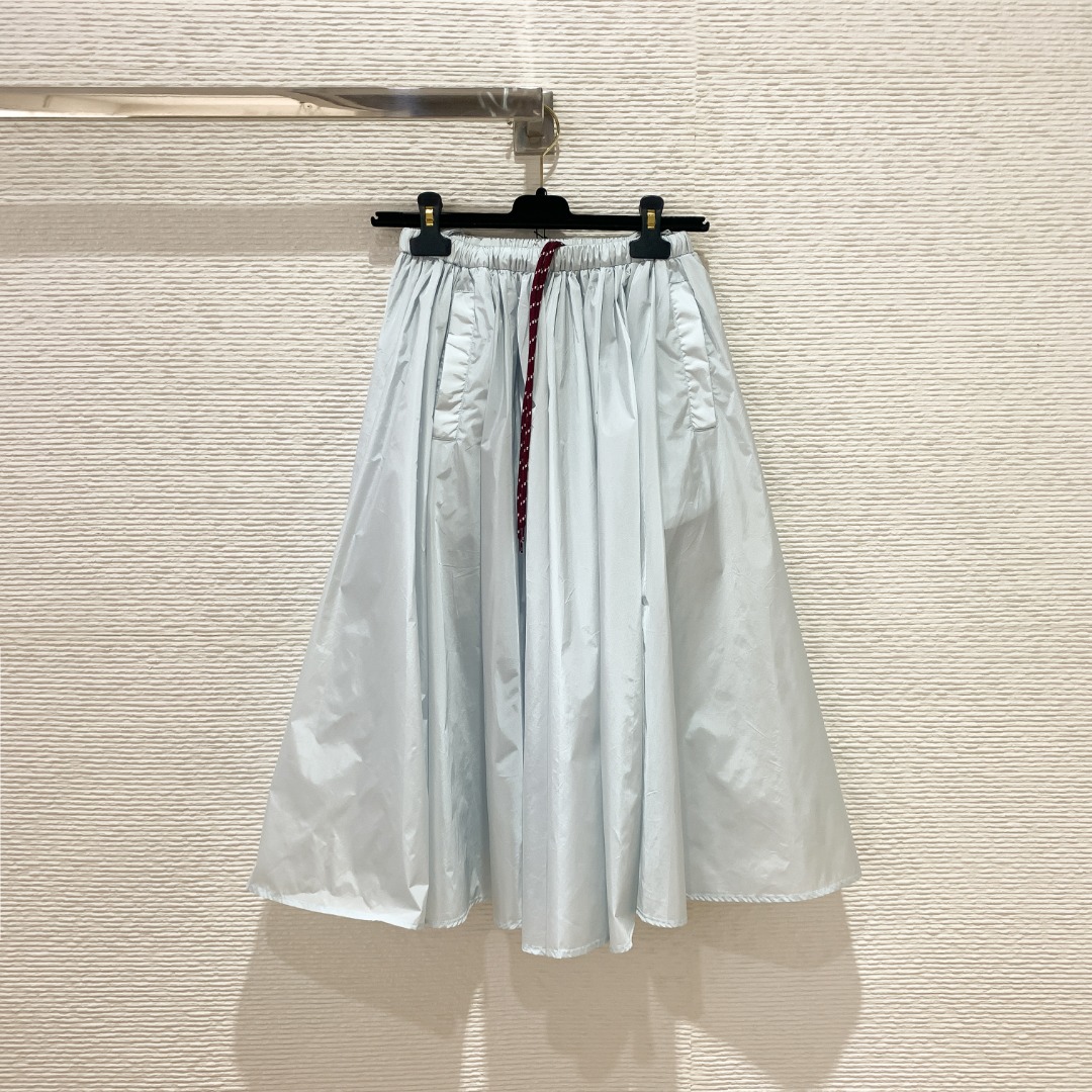 NO:821670,P's 26 new light blue elastic waist skirt, classic nylon fabric, soft and drapey, elastic waist high-end texture + perfect details SML, Prada-clothing, prada, skirts,19860909P家26新款淡蓝色松紧腰半裙 经典尼龙面料,柔软有垂感 松紧腰高端质感+细节满分 SML,普拉达-服装,prada,skirts,,Women's clothing