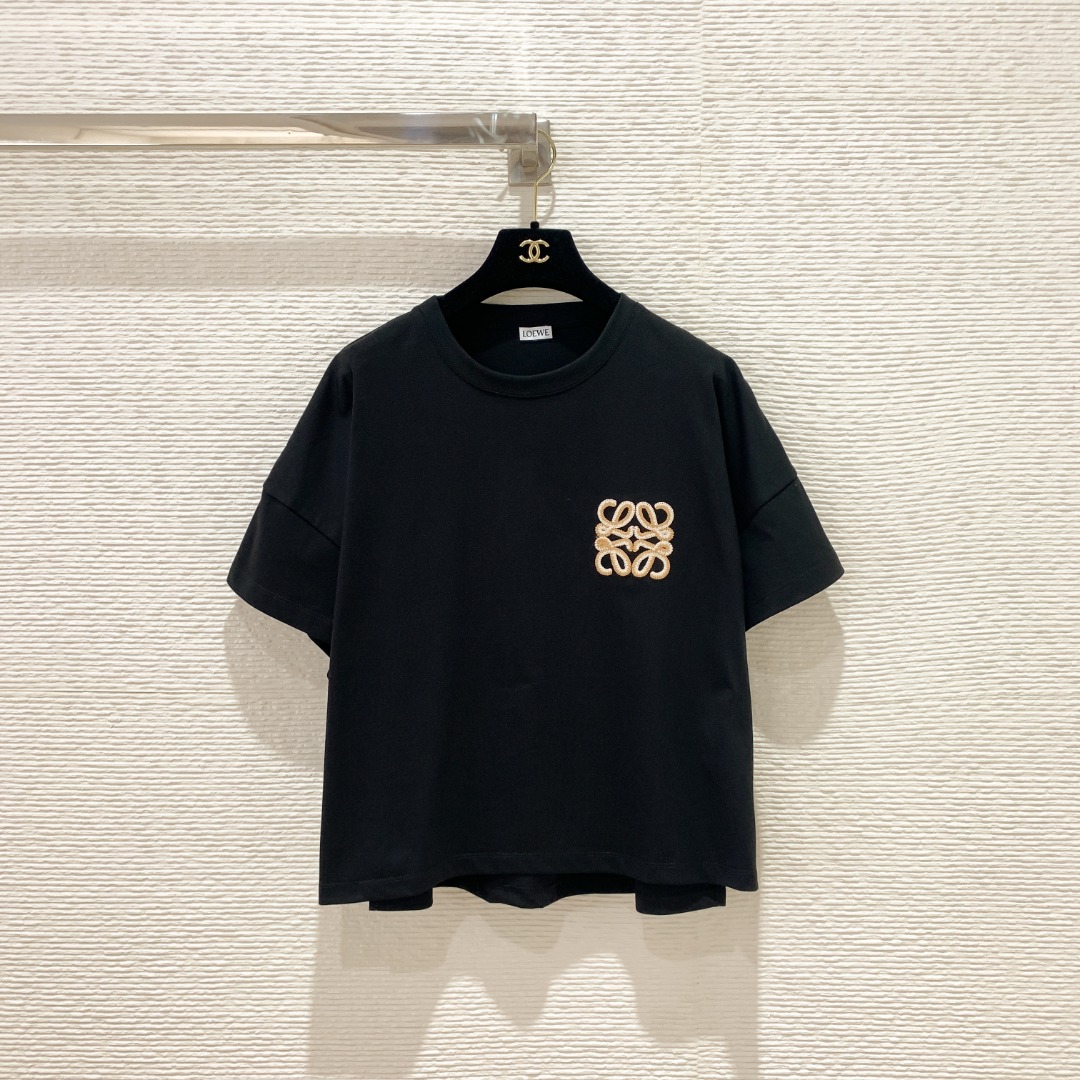NO:821658,Loe Luojia 26 new style thick needle embroidery logo T-shirt stacked shoulder loose short sleeves two-color SML, Loewe-clothing, loewe, loewe, loewe, T-shirt, tees, t-shirt,19860909Loe罗家26新款粗针刺绣logo T恤 堆叠感落肩宽松短袖 两色SML,罗意威-服装,loewe,loewe,loewe,T-shirt,tees，t-shirt,,Women's clothing