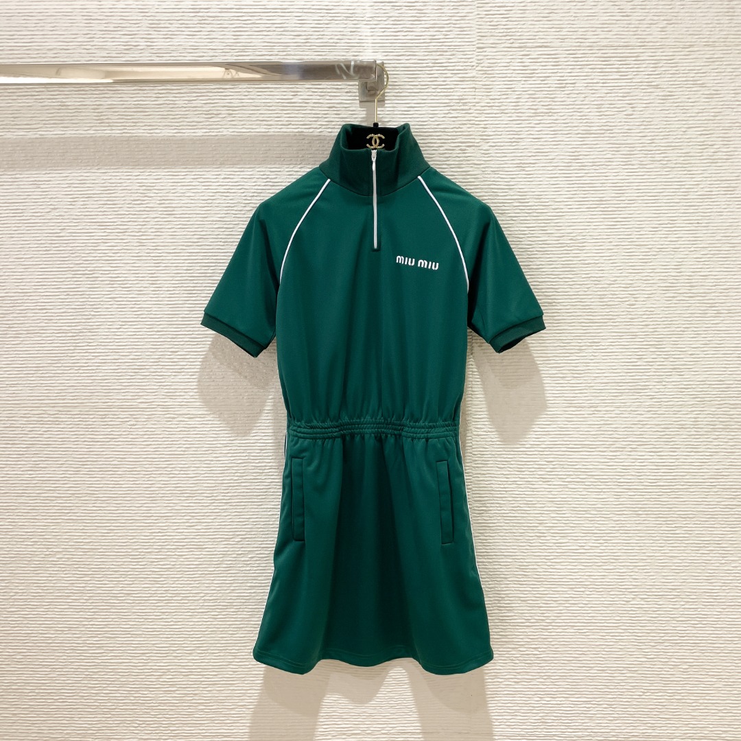 NO:821664,Miu's 26Ss early spring new dark green dress and short skirt. The top is slim but not tight. Selected skin-friendly and breathable functional fabrics to unlock multiple outfits. SML, Miu Miu-clothing, miumiu, skirts,19860909Miu家26Ss早春新款墨绿连衣短裙 上衣修身不紧身 精选亲肤透气的功能性面料 解锁多元穿搭 SML,缪缪-服装,miumiu,skirts,,Women's clothing