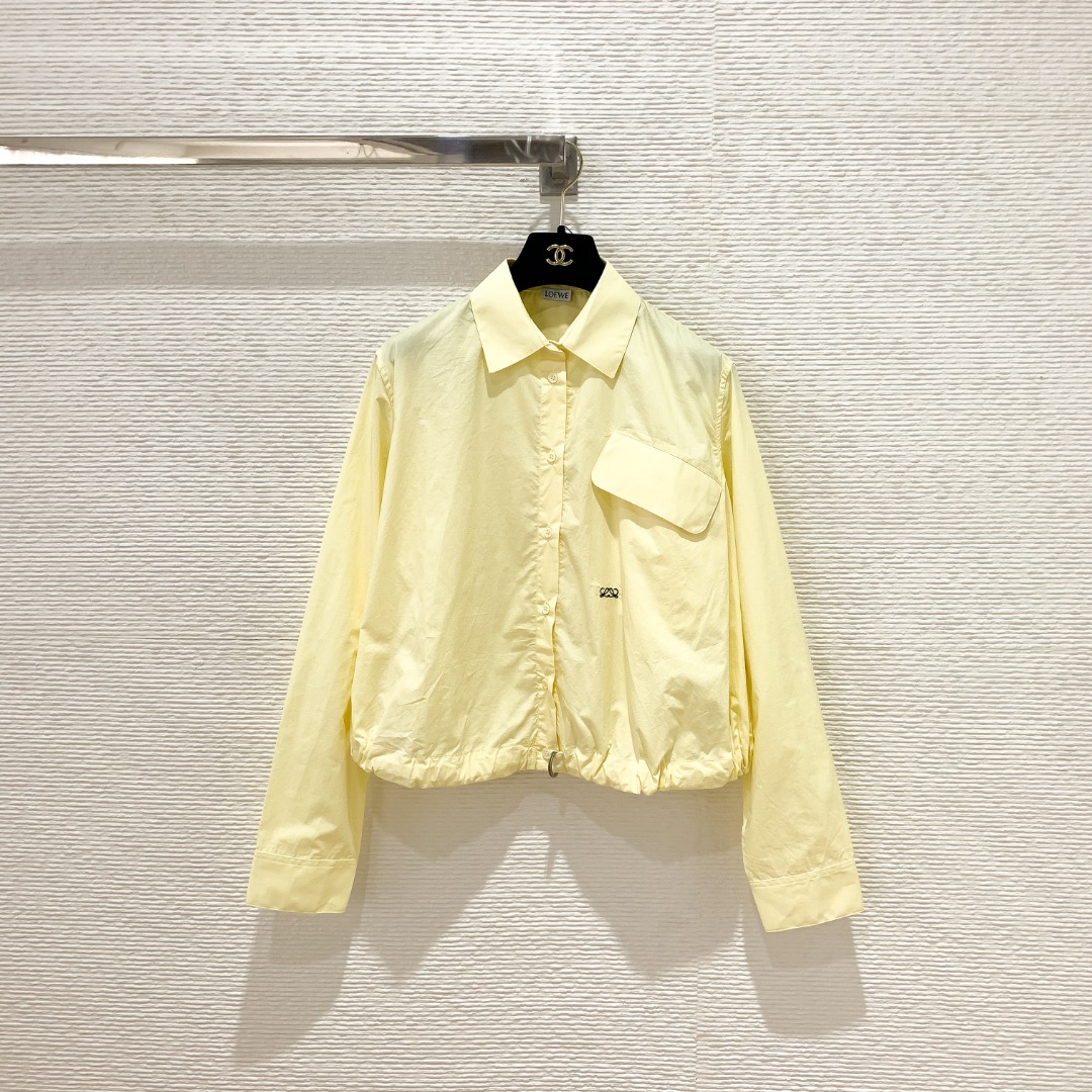 NO:821653,Loe Luojia 26 new limited edition lemon yellow short shirt. Classic lapel design, neat and elegant. Exquisite patch pocket on the chest decorated with low-key logo. Hem drawstring + metal ring design. SML, Loewe-clothing, loewe, loewe, loewe, shirts,19860909Loe罗家26新款限定柠檬黄短款衬衫 经典翻领设计利落大气 胸前精致贴袋点缀低调徽标 下摆抽绳+金属环设计 SML,罗意威-服装,loewe,loewe,loewe,shirts,,Women's clothing
