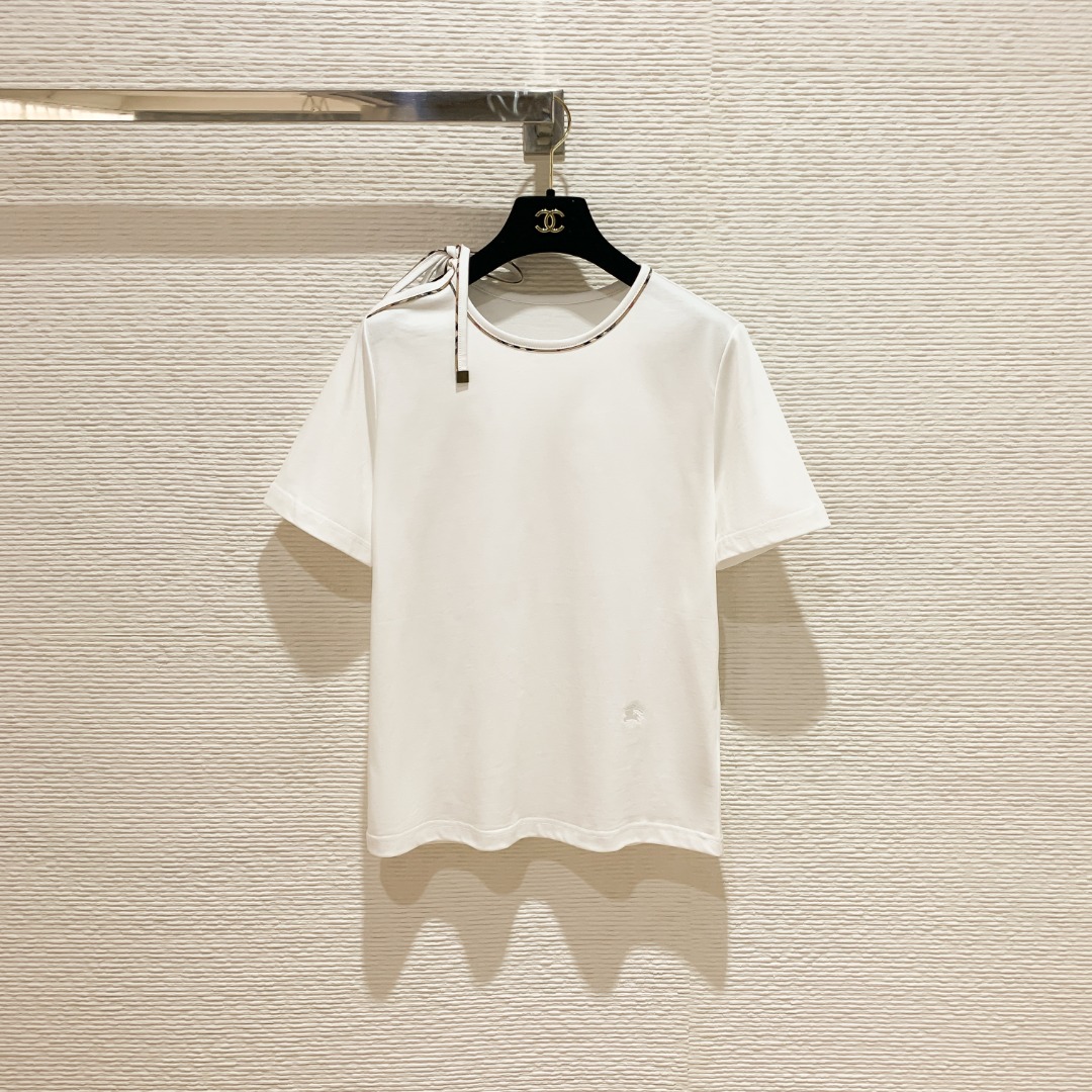 NO:821641,B's 26 spring and summer new bow tie T-shirt. High-quality cotton material, excellent breathability. SML, Burberry-clothing, tees, t-shirt,19860909B家26春夏新款领结T恤 高品质棉料,透气性超棒 SML,博柏利-服装,tees，t-shirt,,Women's clothing