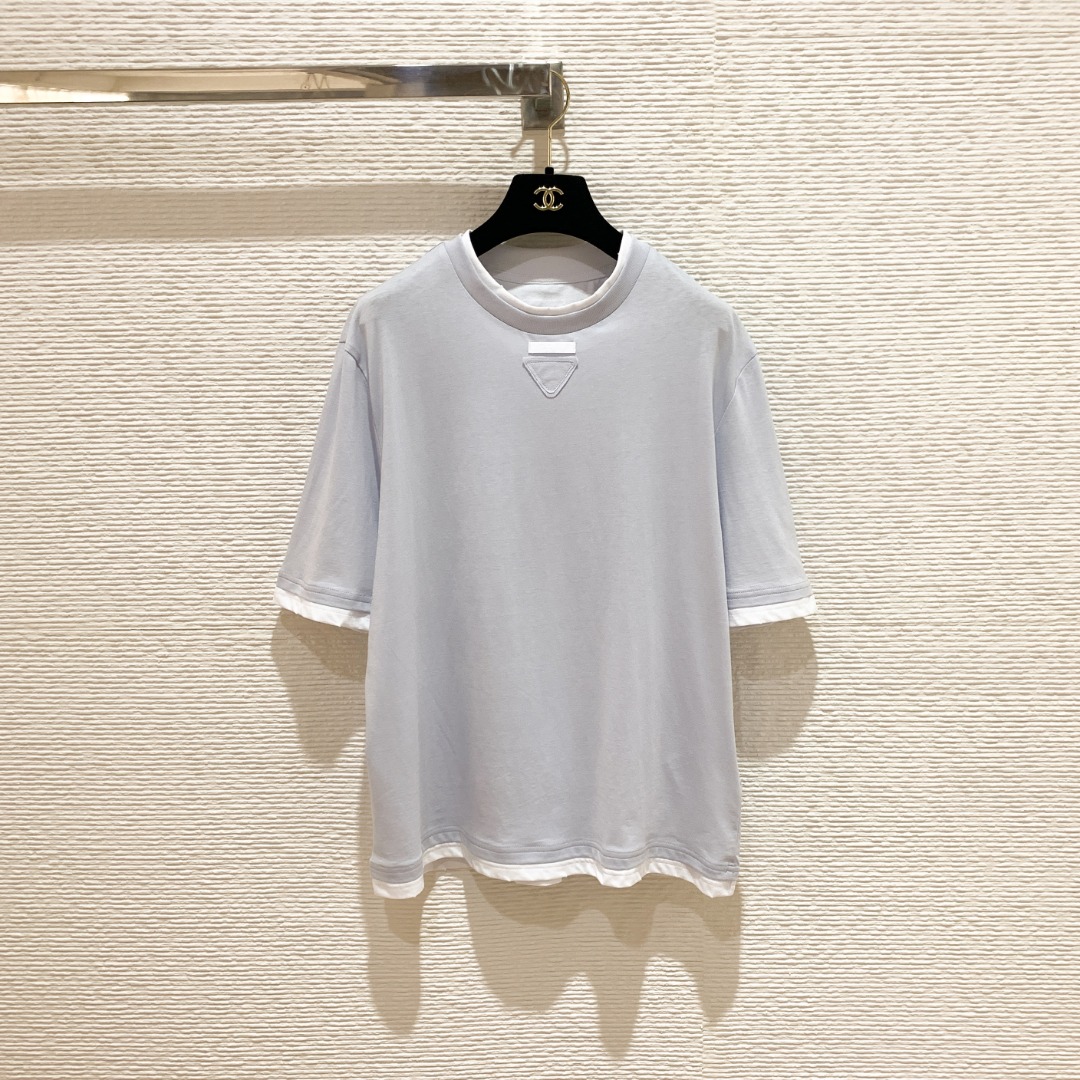 NO:821615,P's 26 spring and summer new fake two-piece short-sleeved T-shirt, classic round neck + white stitching, loose shoulder version SML, Prada-clothing, prada, T-shirt, tees, t-shirt,19860909P家26春夏新款假两件短袖T恤 经典圆领+白色拼接 宽松正肩版型 SML,普拉达-服装,prada,T-shirt,tees，t-shirt,,Women's clothing