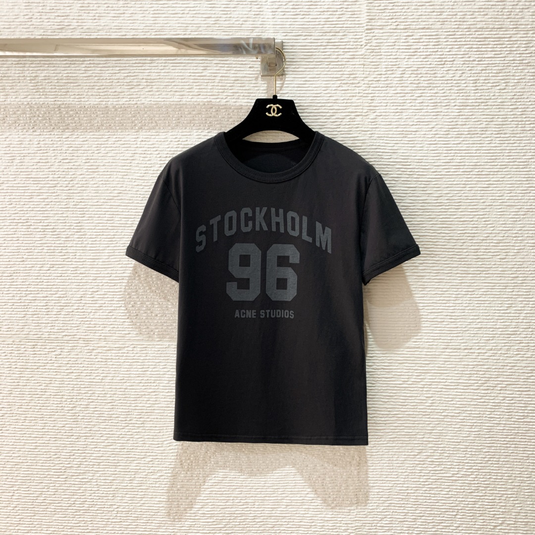 NO:824810,AC's new Stockholm 96 T-shirt, charcoal black, low-key and versatile, plain fabric is soft and skin-friendly, slim fit SML, women's clothing, chanel, tees, t-shirt,19860909AC家新款Stockholm 96 T恤 炭黑色低调百搭 平纹面料柔软亲肤 修身版型 SML,女装,chanel,tees，t-shirt,,Women's clothing