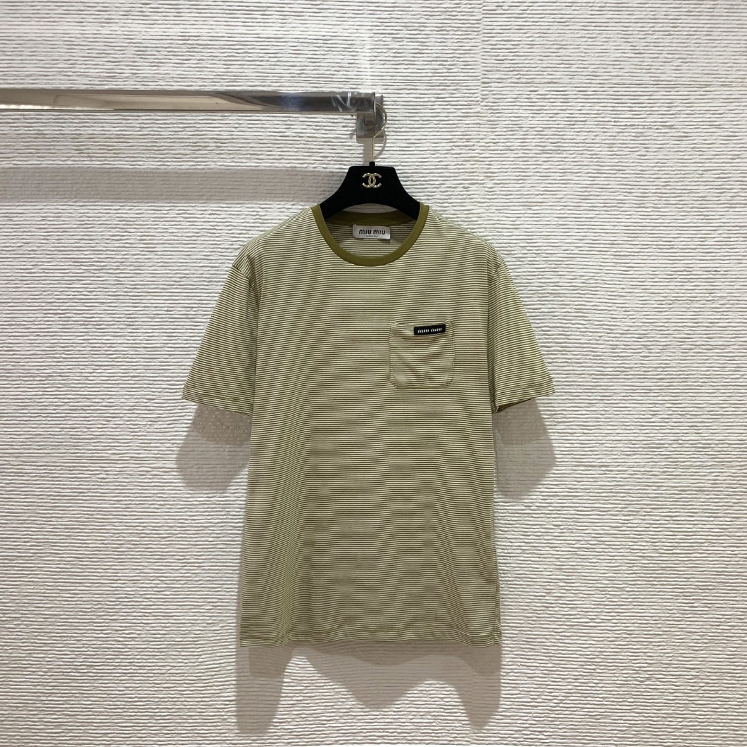 NO:828864,Miu's new summer series striped contrast collar T-shirt, olive green stripes + contrast collar, pure cotton fabric, very suitable for summer wear SML, Miu Miu-clothing, miumiu, tees, t-shirt,19860909Miu家夏季新款系列条纹撞色领T恤 橄榄绿条纹+撞色领口 纯棉面料,夏天穿超合适 SML,缪缪-服装,miumiu,tees，t-shirt,,Women's clothing