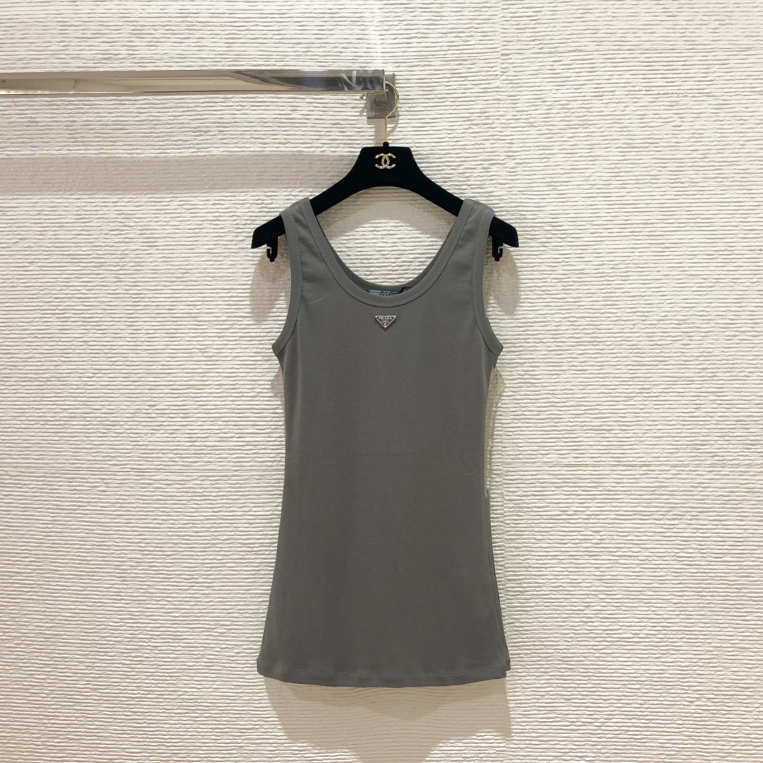 NO:852840,Pjia 26 spring and summer classic gray vest. High-quality cotton fabric, soft and comfortable. Sleeveless round neck design, simple and versatile. SML, Prada-clothing, prada,19860909P家26春夏经典灰色背心 高品质棉质面料,柔软舒适 无袖圆领设计,简约百搭 SML,普拉达-服装,prada,,Women's clothing