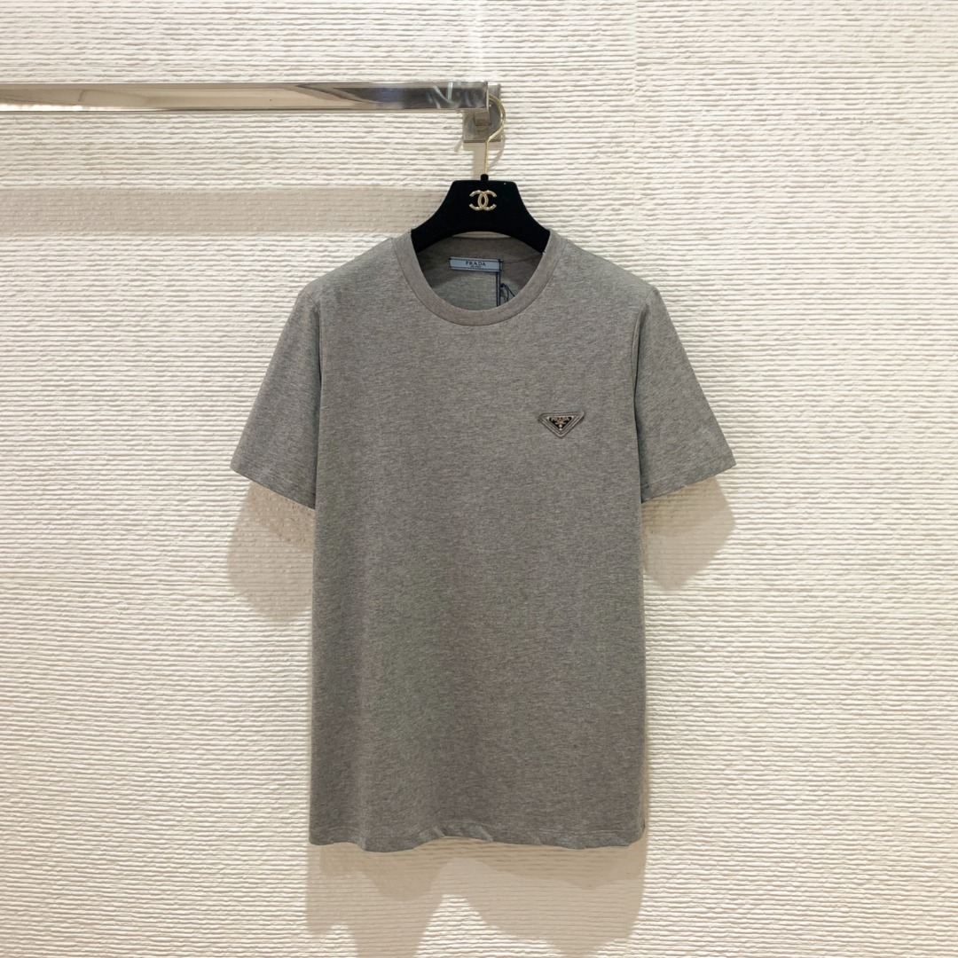 NO:852851,P's new gray short-sleeved T-shirt. High-quality pure cotton, soft and skin-friendly and breathable. The gray color is classic and durable. You can match it with anything. SML, Prada-clothing, prada, T-shirt, tees, t-shirt,19860909P家新款灰色短袖T恤 高品质纯棉,柔软亲肤透气性好 灰色经典耐看,怎么搭都不出错 SML,普拉达-服装,prada,T-shirt,tees，t-shirt,,Women's clothing