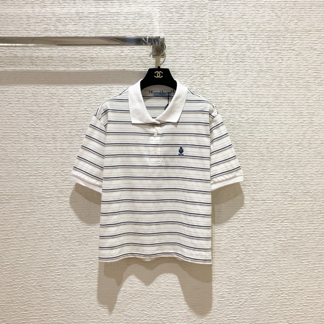 NO:852860,P's new summer striped Polo shirt, long-staple cotton worsted fabric, breathable and skin-friendly, classic lapel + black and white stripes, short design SML, Prada-clothing, prada,19860909P家夏季新品条纹Polo衫 长绒棉精纺面料,透气又亲肤 经典翻领+黑白条纹,短款设计 SML,普拉达-服装,prada,,Women's clothing