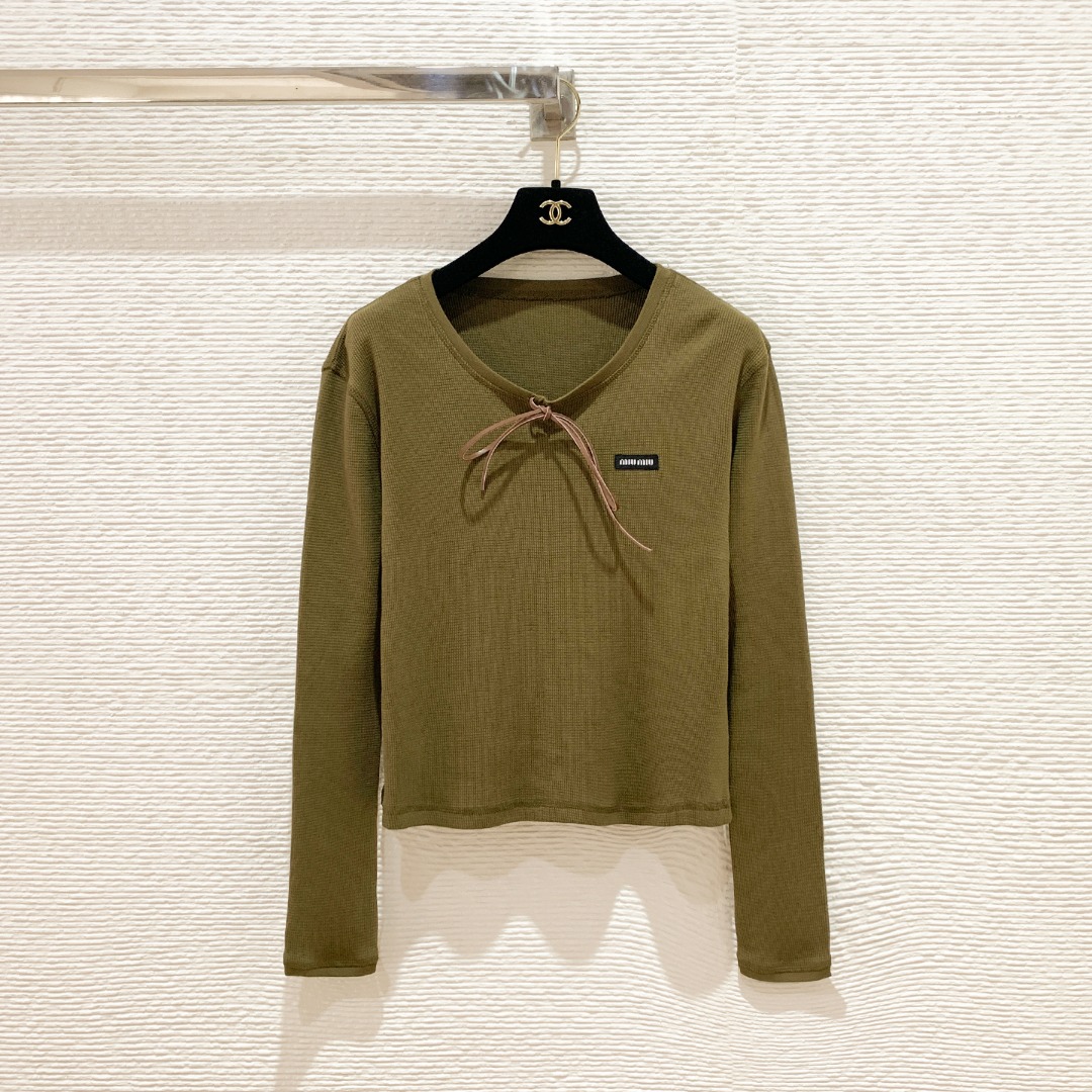 NO:862844,Miu's new long-sleeved top, waffle knitted fabric with three-dimensional checkered texture, soft and breathable, dark brown tie at the neck can be knotted freely SML, Miu Miu-clothing, miumiu,19860909Miu家新款长袖上衣 华夫格针织面料立体方格纹理 柔软透气,领口深棕系带可自由打结 SML,缪缪-服装,miumiu,,Women's clothing