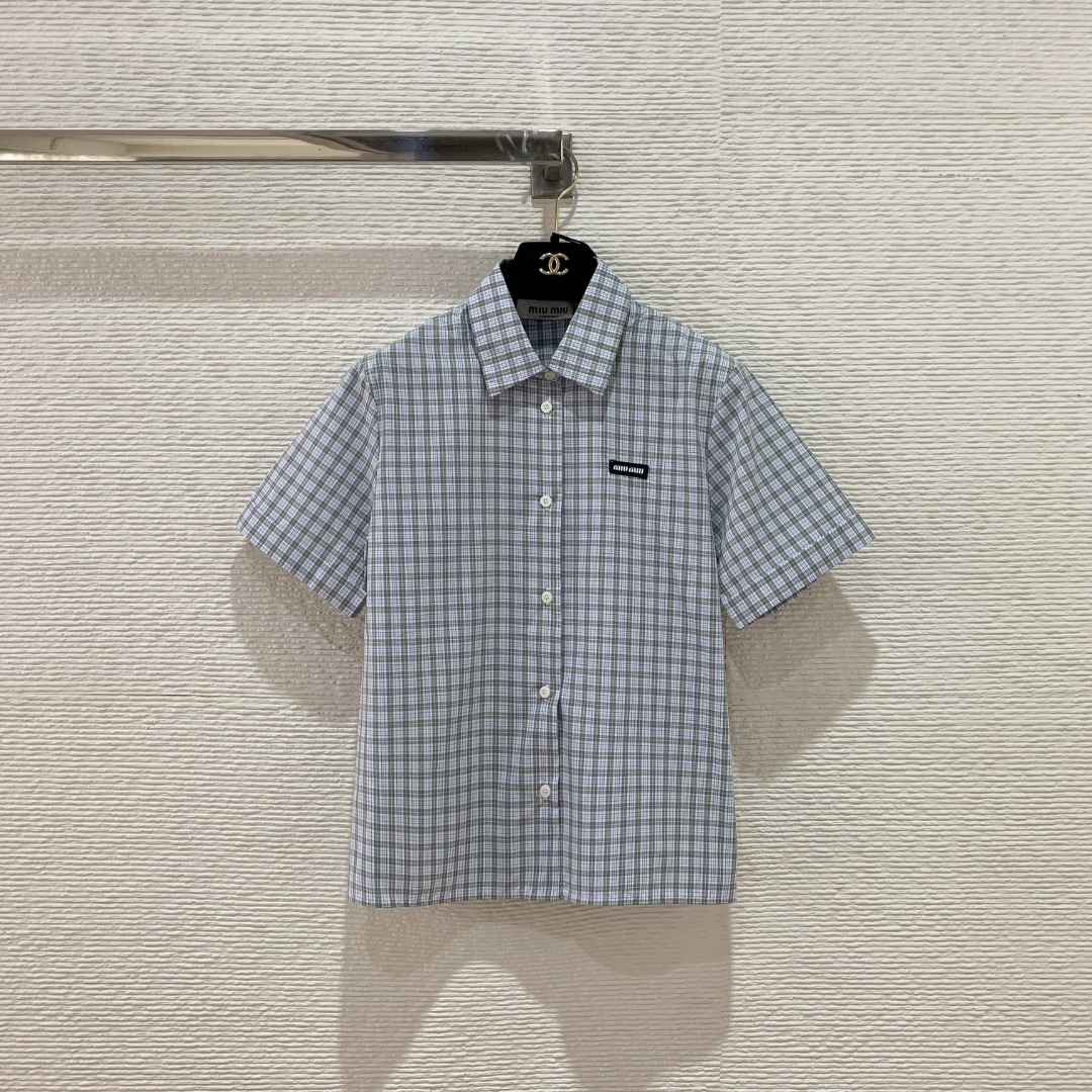 NO:862853,Miu's new 26 spring and summer plaid shirts are custom-woven and dyed three-proof woven fabrics. Pure cotton yarn weaving is matched to the pattern. SML, Miu Miu-clothing, miumiu, shirts,19860909Miu家26春夏新款格纹衬衫 订织订染三防梭织面料 纯棉纱线织布做到对版 SML,缪缪-服装,miumiu,shirts,,Women's clothing