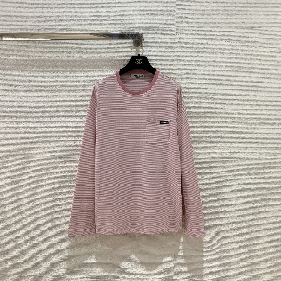 NO:862849,Miu's new cherry blossom pink logo striped knitted long-sleeved T-shirt. Imported yb cotton material, loose fit. Classic logo patch on the chest. SML, Miu Miu-clothing, miumiu, tees, t-shirt,19860909Miu家新款樱花粉徽标条纹针织长袖T恤 进口yb棉材质,宽松版型 胸前经典徽标章仔点缀 SML,缪缪-服装,miumiu,tees，t-shirt,,Women's clothing