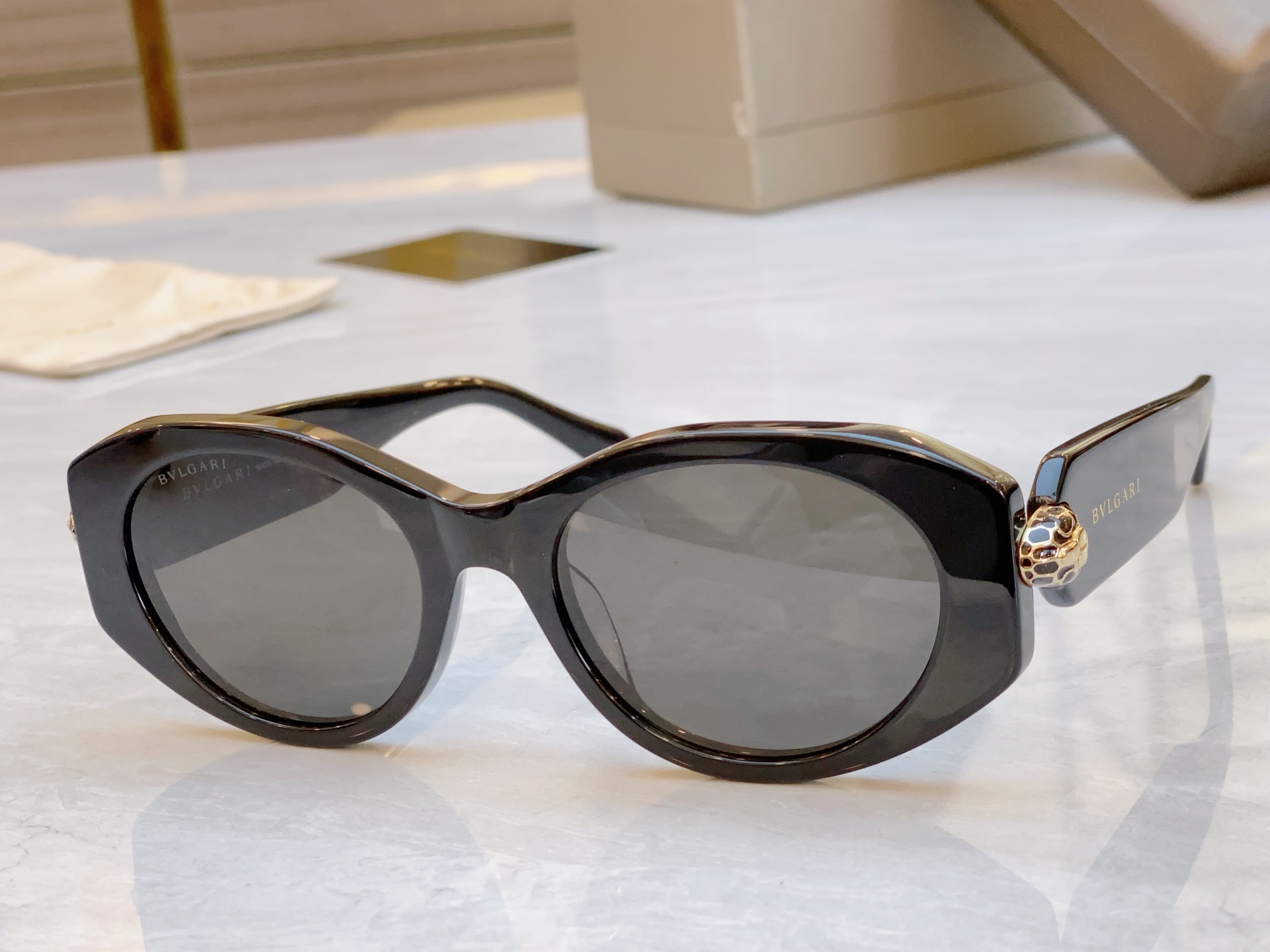 ，【BVLGA*】宝格*丽新款太阳镜，
MODEL：BV 40007l，SIZE：52口21-145