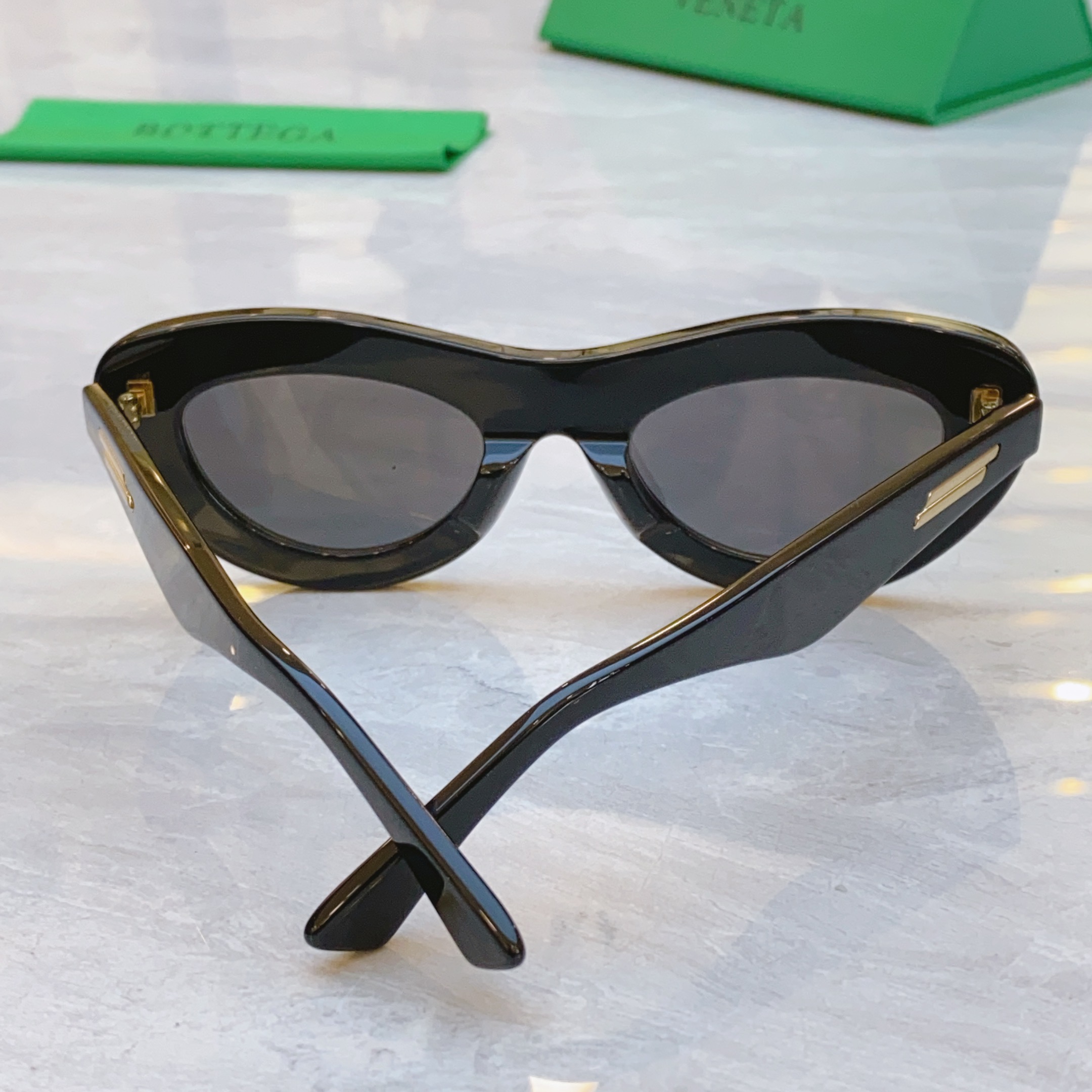 ，【BOTTEGA VENET*】宝缇*嘉新款太阳镜，MODEL：BV1352S，SIZE：51口23-