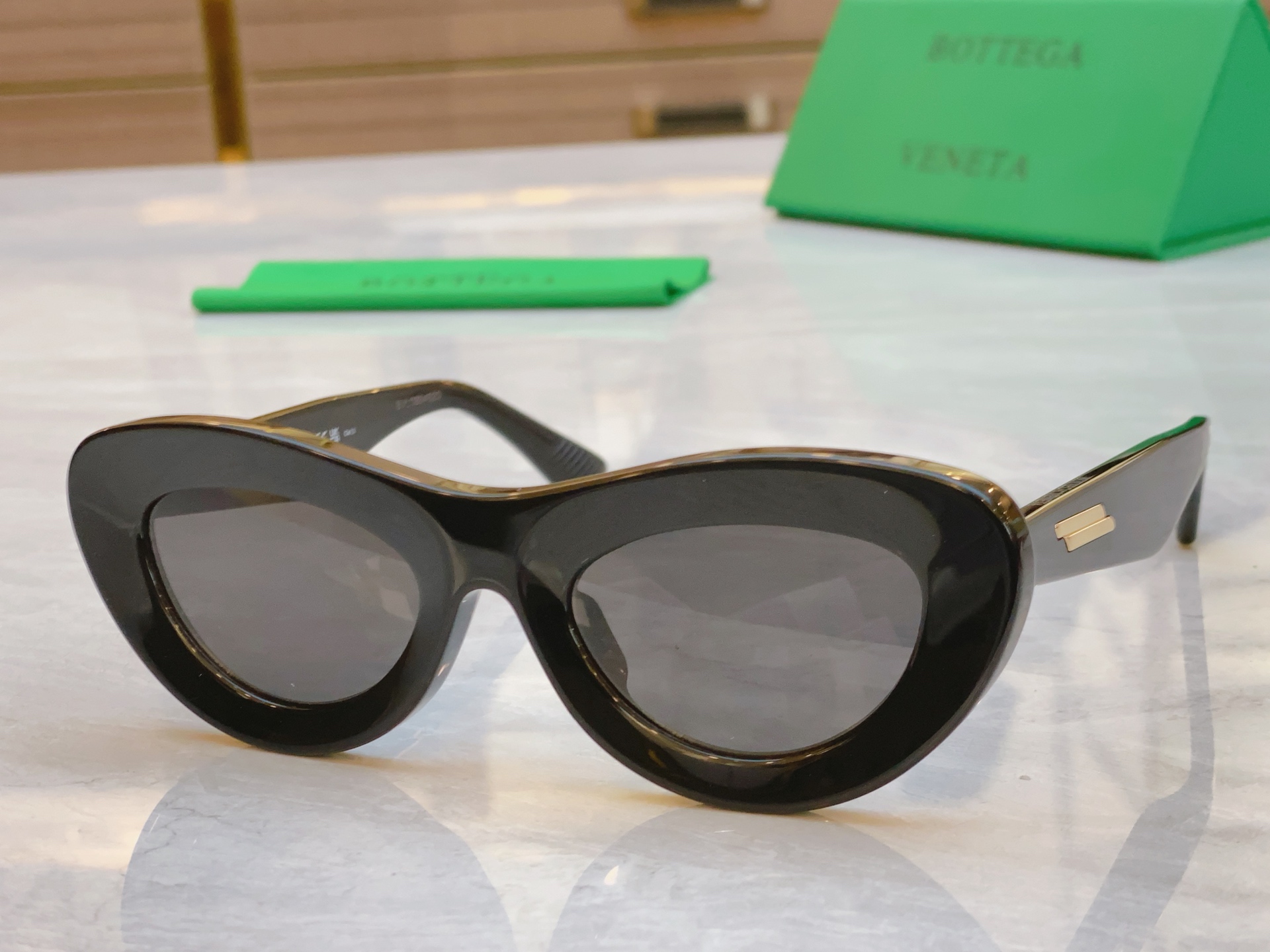 ，【BOTTEGA VENET*】宝缇*嘉新款太阳镜，MODEL：BV1352S，SIZE：51口23-