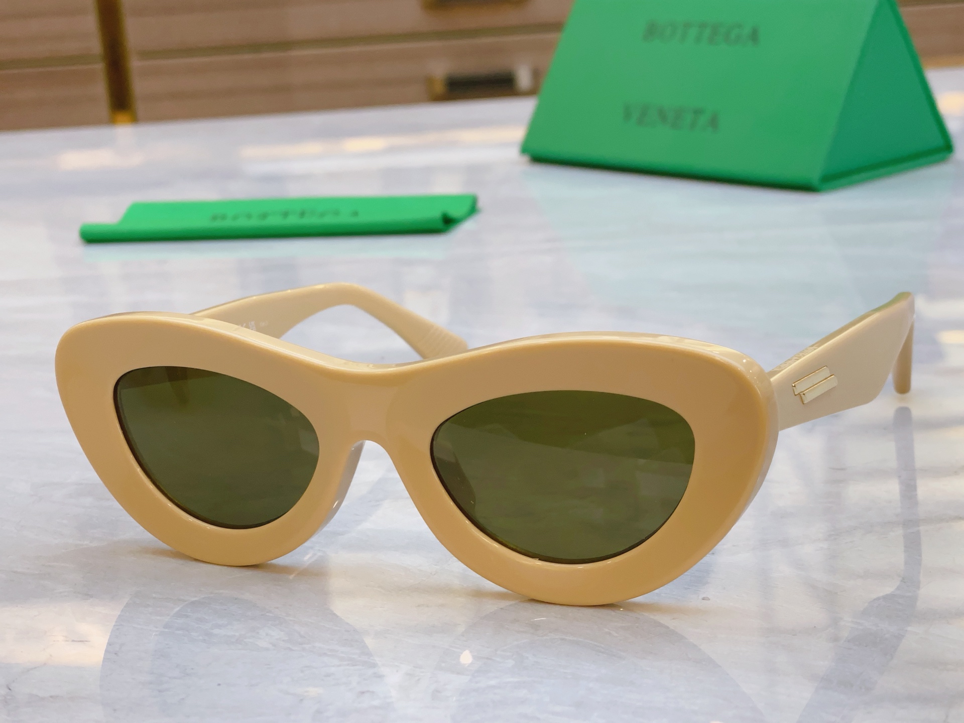 ，【BOTTEGA VENET*】宝缇*嘉新款太阳镜，MODEL：BV1352S，SIZE：51口23-