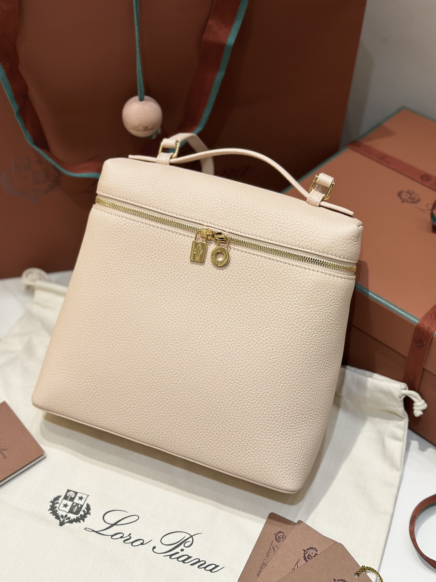 [Backpacks]Zipper design with wide opening Shoulder straps can be adjusted and