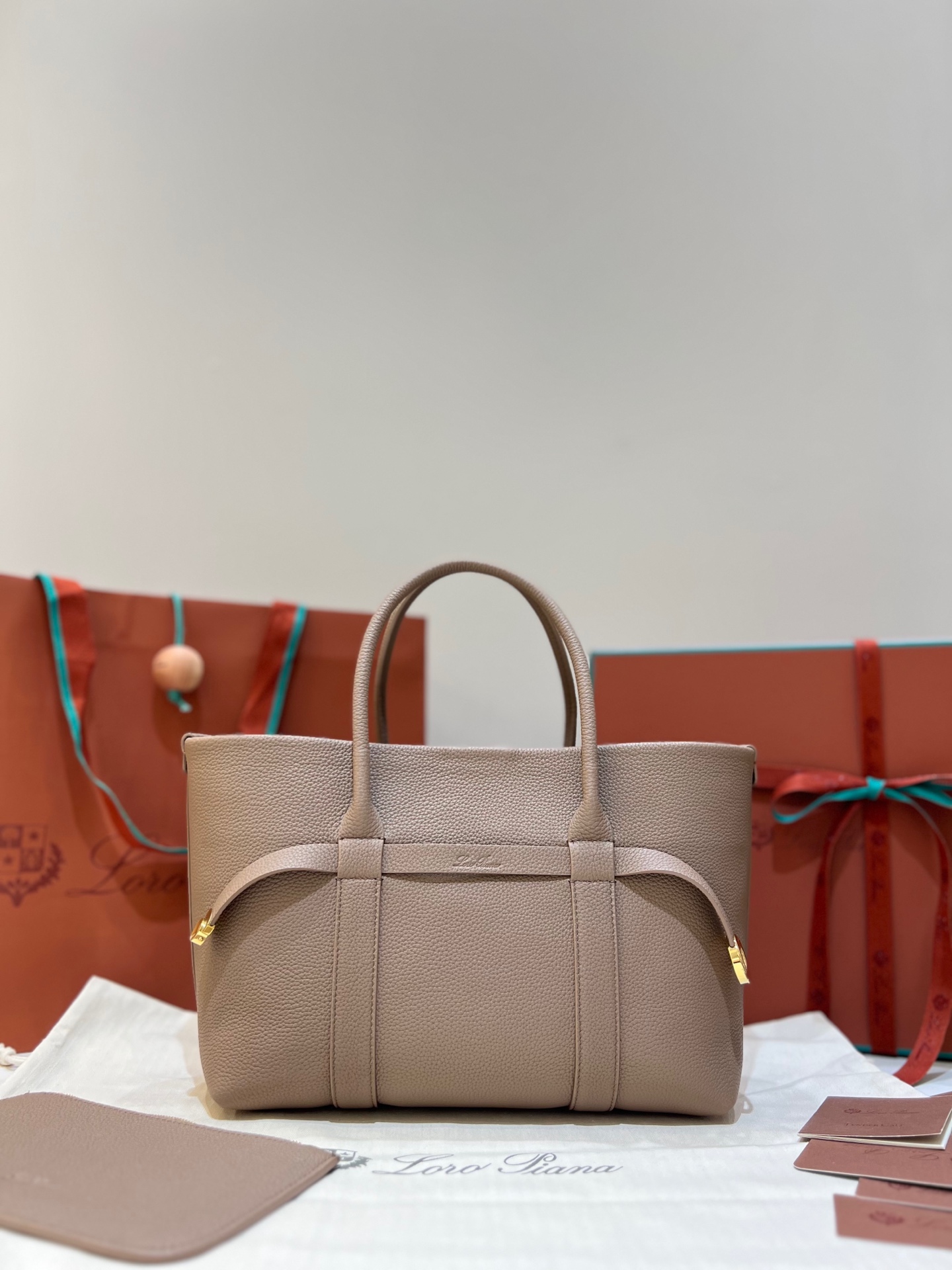 Loro Piana Ghiera Shopper Small Bag, Cuero Granulado, Marrón, 28x19x12 cm