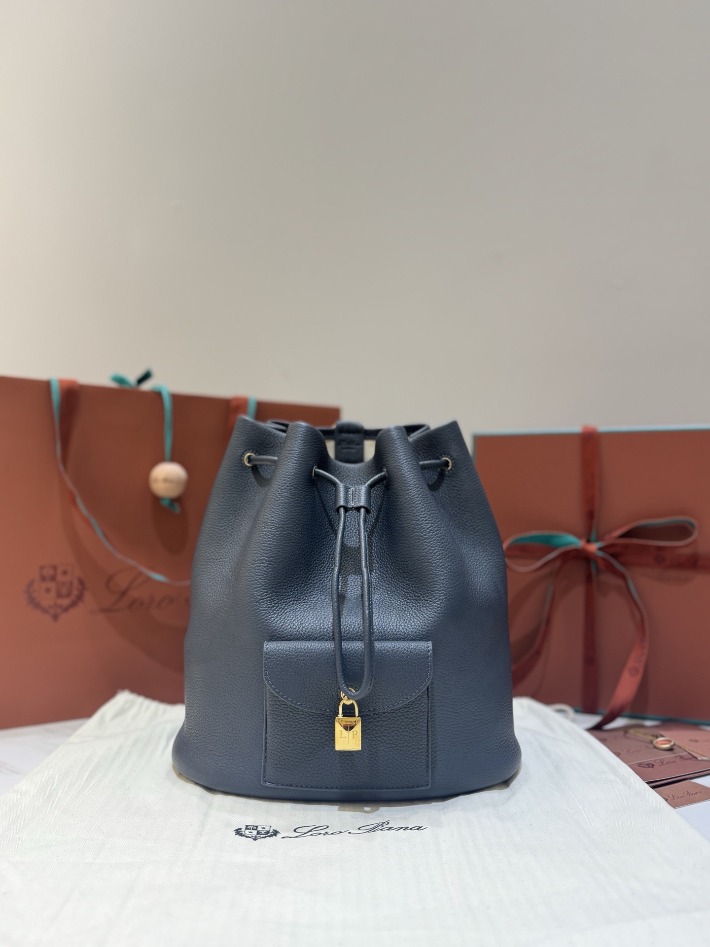 حقيبة ظهر برباط Loro Piana Extra للرجال - تصميم أنيق وعملي باللون الكحلي