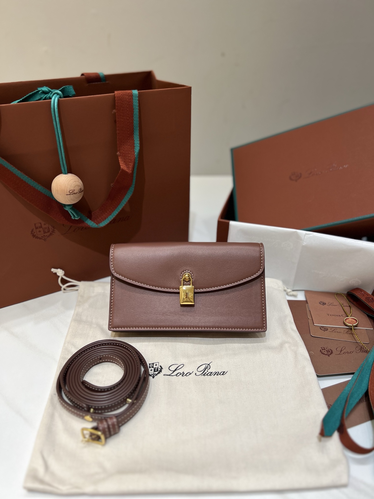 NO:552520,Loro pian* pochette clutch [dark brown] This elegant clutch bag from the iconic Extra series has a multi-functional shoulder strap that can be worn on the shoulder or as a clutch. Made of luxurious cow leather, adjustable and removable shoulder strap, flap and magnetic closure, with signature Loro Pian* logo padlock, external back pocket metallic hardware. Dimensions 18x10x2.5 cm Shoulder strap height 48 cm, DG, loro  piana,handbag,cowhide19860909Loro pian* pochette手拿包【深棕色】 这款优雅手拿包来自标志性Extra系列,配有多功能肩带,既可肩背,也可作为手拿包携带,采用奢华牛皮革制成,可调节可拆卸肩带,翻盖和磁扣开合,配以标志性Loro Pian*徽标挂锁,外置后袋金属色配件. 尺寸 18x10x2.5厘米 肩带高度48厘米,DG,loro piana,handbag,cowhide,Bag