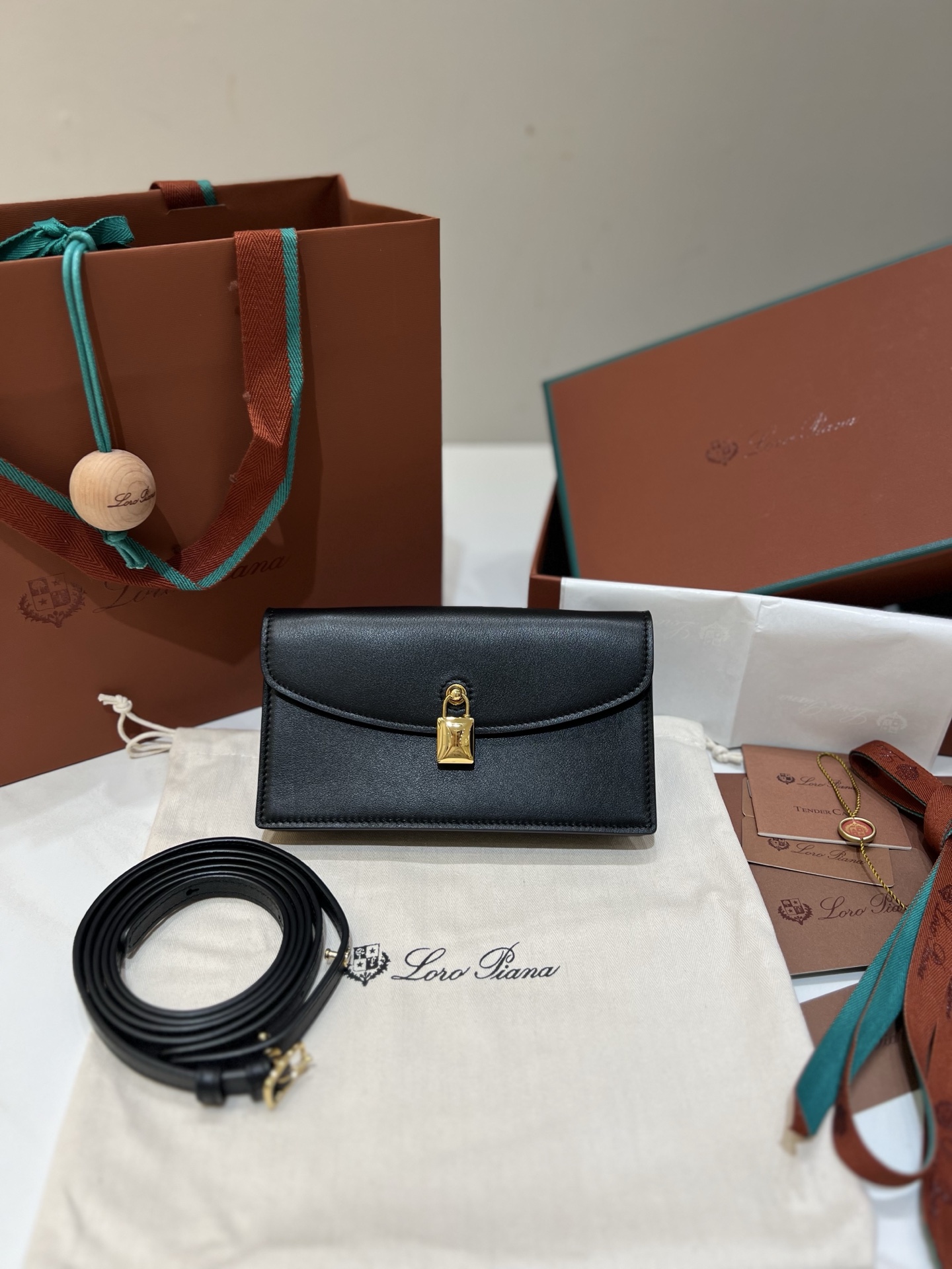 NO:552511,Loro pian* pochette clutch [black] This elegant clutch bag from the iconic Extra series has a multi-functional shoulder strap that can be worn on the shoulder or as a clutch. Made of luxurious cow leather, adjustable and removable shoulder strap, flap and magnetic closure, with signature Loro Pian* logo padlock, external back pocket metallic hardware. Dimensions 18x10x2.5 cm Shoulder strap height 48 cm, DG, loro  piana,handbag,cowhide19860909Loro pian* pochette手拿包【黑色】 这款优雅手拿包来自标志性Extra系列,配有多功能肩带,既可肩背,也可作为手拿包携带,采用奢华牛皮革制成,可调节可拆卸肩带,翻盖和磁扣开合,配以标志性Loro Pian*徽标挂锁,外置后袋金属色配件. 尺寸 18x10x2.5厘米 肩带高度48厘米,DG,loro piana,handbag,cowhide,Bag