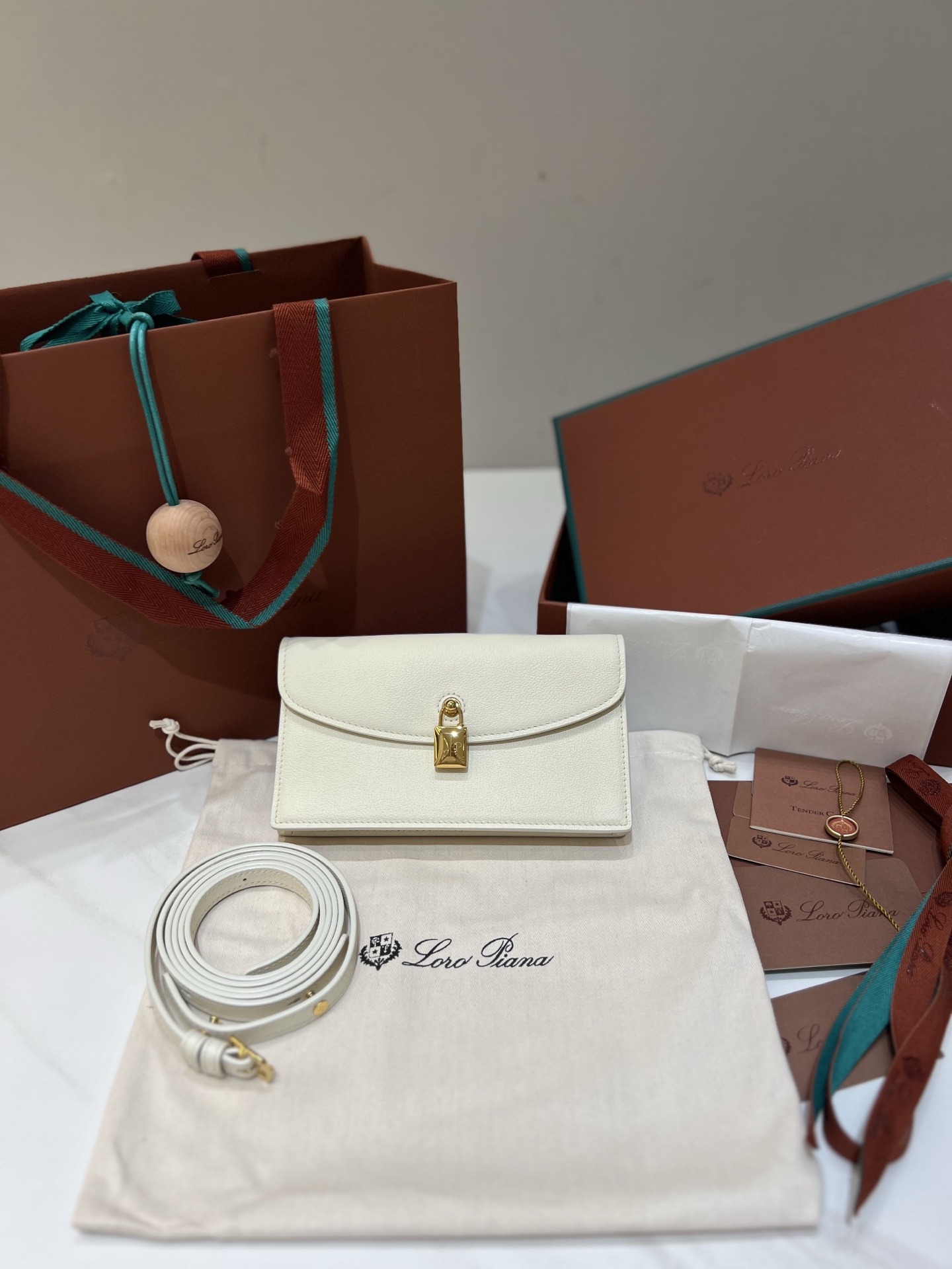 NO:552530,Loro pian* pochette clutch [tender white] This elegant clutch comes from the iconic Extra series. It is equipped with a multi-functional shoulder strap that can be carried on the shoulder or as a clutch. Made of luxurious cow leather, adjustable and removable shoulder straps, flap and magnetic buckle closure, with iconic Loro Pian* logo padlock, external back pocket metallic hardware. Dimensions 18x10x2.5 cm Shoulder strap height 48 cm, DG, loro  piana,handbag,cowhide19860909Loro pian* pochette手拿包【嫩白色】 这款优雅手拿包来自标志性Extra系列,配有多功能肩带,既可肩背,也可作为手拿包携带,采用奢华牛皮革制成,可调节可拆卸肩带,翻盖和磁扣开合,配以标志性Loro Pian*徽标挂锁,外置后袋金属色配件. 尺寸 18x10x2.5厘米 肩带高度48厘米,DG,loro piana,handbag,cowhide,Bag