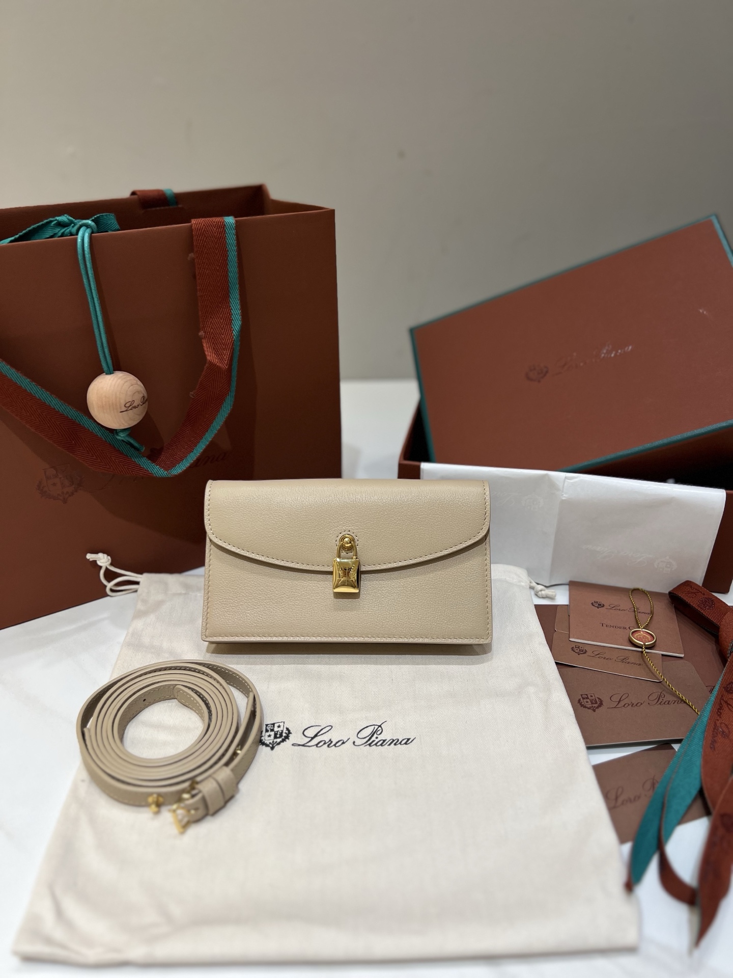 NO:552540,Loro pian* pochette clutch [Light Frankincense] This elegant clutch is from the iconic Extra series. It has a multi-functional shoulder strap that can be worn on the shoulder or as a clutch. Made of luxurious cow leather, adjustable and removable shoulder strap, flap and magnetic closure, with signature Loro Pian* logo padlock, external back pocket metallic hardware. Dimensions 18x10x2.5 cm Shoulder strap height 48 cm, DG, loro  piana,handbag,cowhide19860909Loro pian* pochette手拿包【淡乳香】 这款优雅手拿包来自标志性Extra系列,配有多功能肩带,既可肩背,也可作为手拿包携带,采用奢华牛皮革制成,可调节可拆卸肩带,翻盖和磁扣开合,配以标志性Loro Pian*徽标挂锁,外置后袋金属色配件. 尺寸 18x10x2.5厘米 肩带高度48厘米,DG,loro piana,handbag,cowhide,Bag