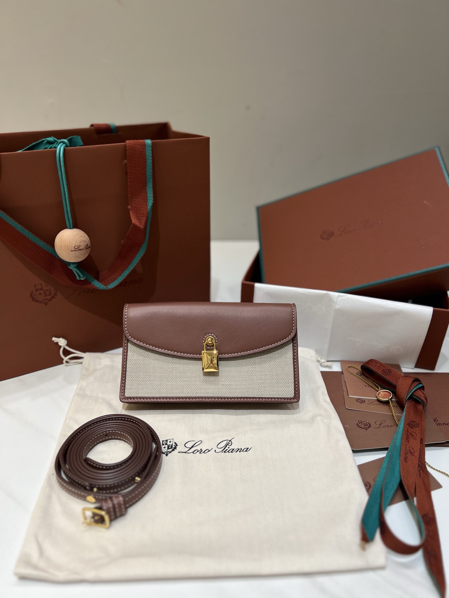 NO:552550,Loro pian* pochette clutch [dark brown patchwork] This elegant clutch is from the iconic Extra series. It is equipped with a multi-functional shoulder strap that can be carried on the shoulder or as a clutch. Made of luxurious cow leather, adjustable and removable shoulder strap, flap and magnetic buckle closure, with signature Loro Pian* logo padlock, external back pocket metallic hardware. Dimensions 18x10x2.5 cm Shoulder strap height 48 cm, DG, loro  piana,handbag,cowhide19860909Loro pian* pochette手拿包【深棕拼布】 这款优雅手拿包来自标志性Extra系列,配有多功能肩带,既可肩背,也可作为手拿包携带,采用奢华牛皮革制成,可调节可拆卸肩带,翻盖和磁扣开合,配以标志性Loro Pian*徽标挂锁,外置后袋金属色配件. 尺寸 18x10x2.5厘米 肩带高度48厘米,DG,loro piana,handbag,cowhide,Bag